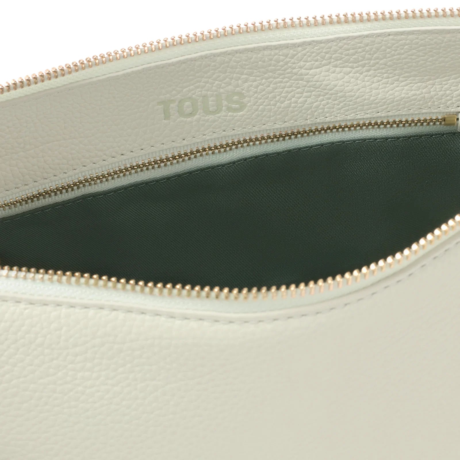 תקריב של תיק עור לבן TOUS עם רוכסן, מבית מותג יוקרה באתר CHOZEN