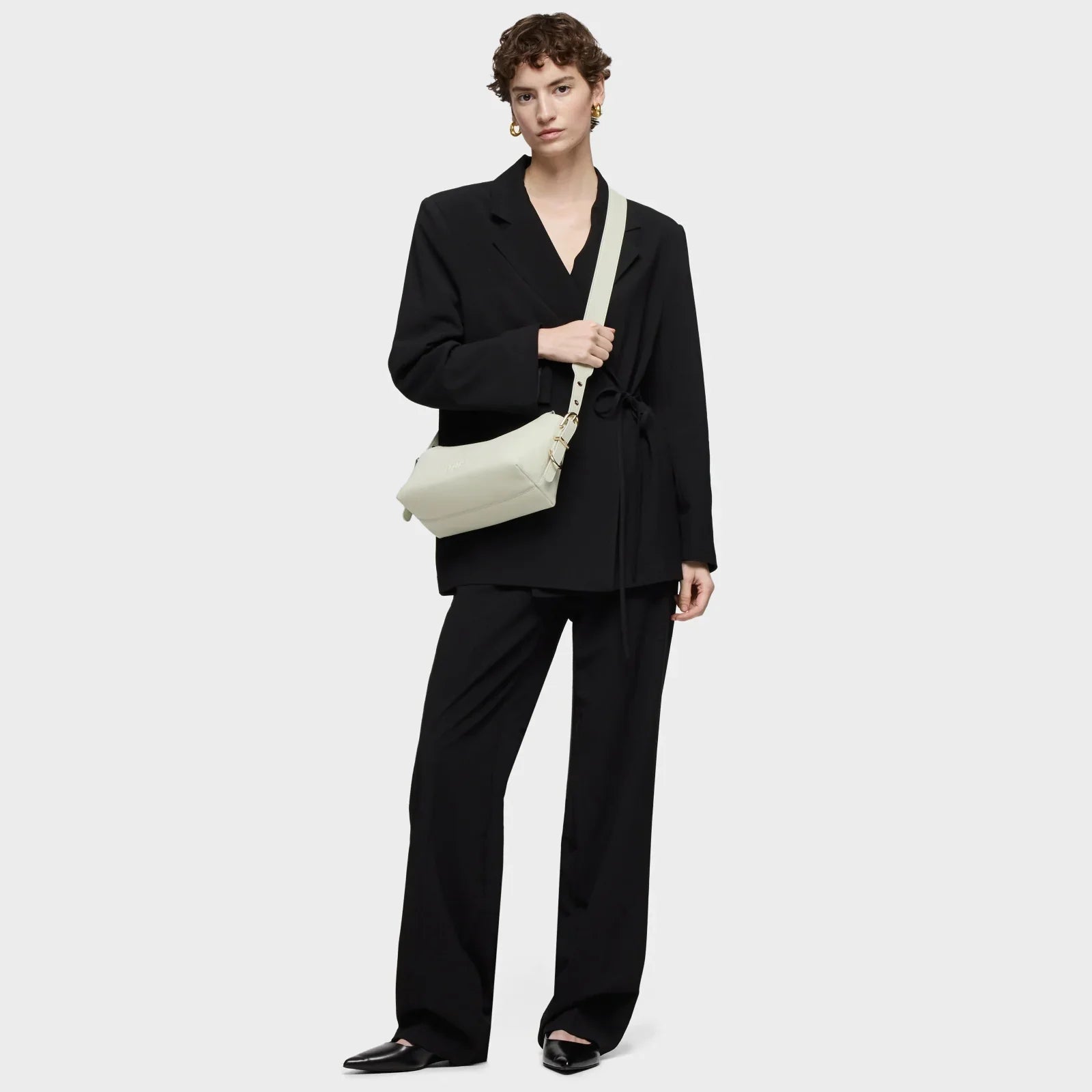 אישה עם חליפת נשים שחורה ותיק צד בהיר, אופנה יוקרתית CHOZEN