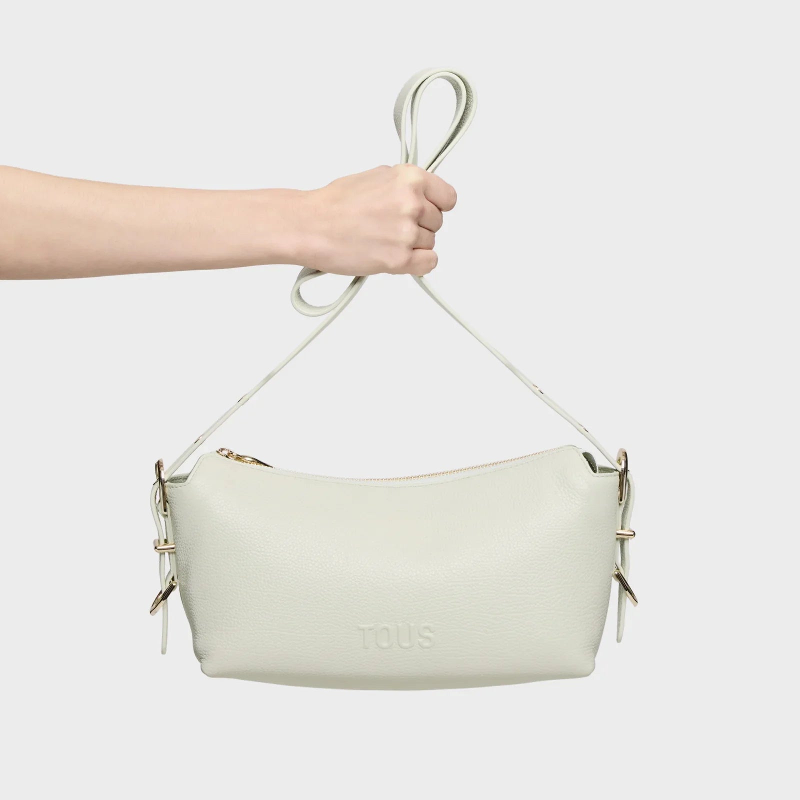תיק עור לבן של TOUS, מוחזק ביד, מבית המותגים המובילים CHOZEN