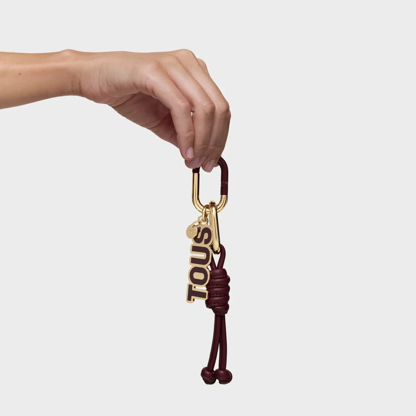 מחזיק מפתחות TOUS מוזהב עם שרוך עור בורדו, מוצר יוקרה מותג באתר CHOZEN