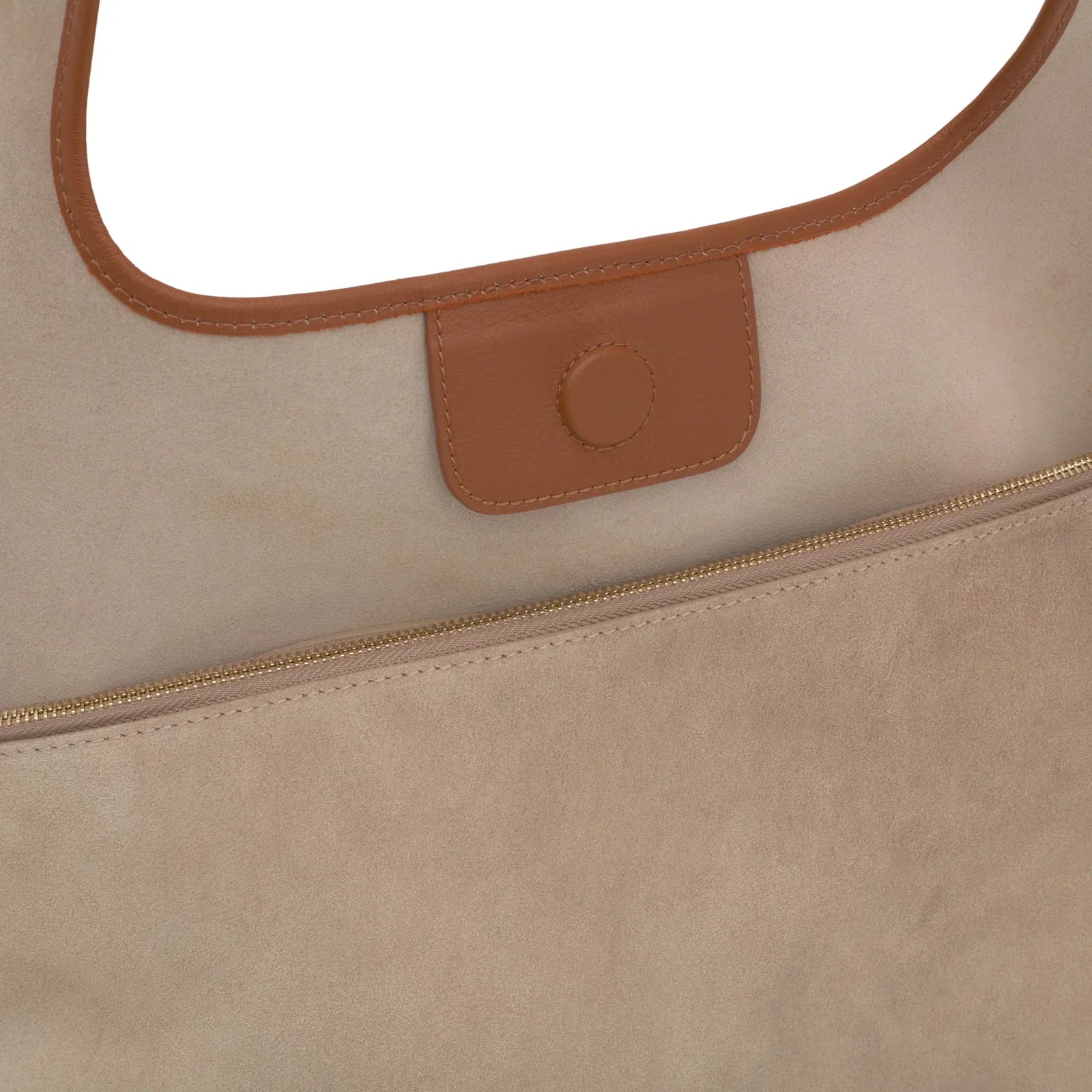 תקריב תיק יד בז’ עם אבזם עור חום ורוכסן, מבית CHOZEN, ייבוא קבוצת אלפא