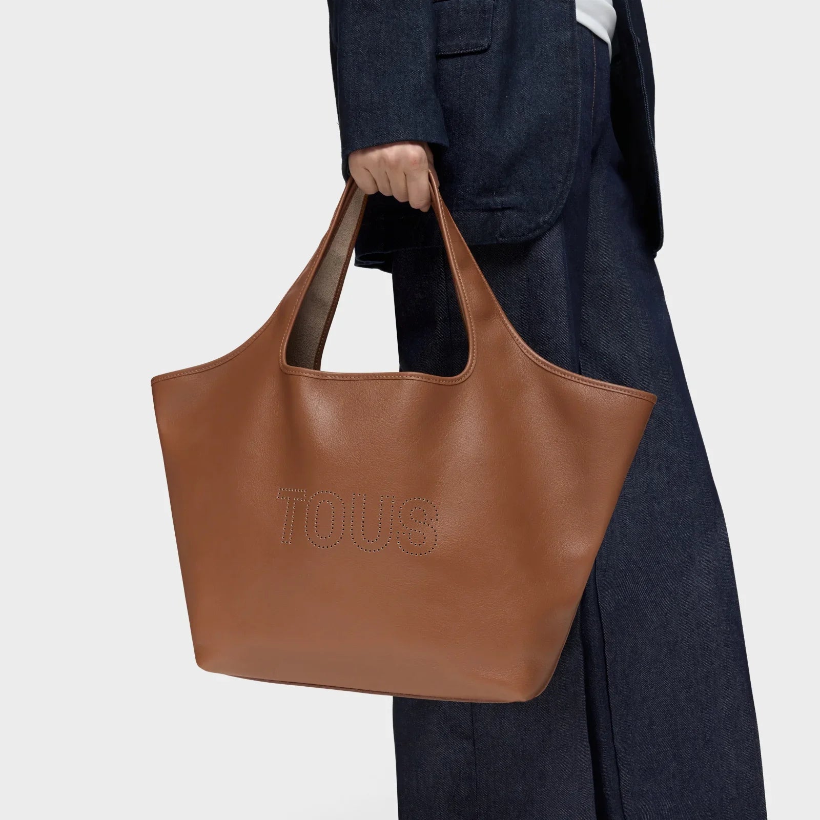 תיק יד נשי חום של TOUS, אופנתי, עשוי עור, לצילום קמפיין CHOZEN מותגים מובילים