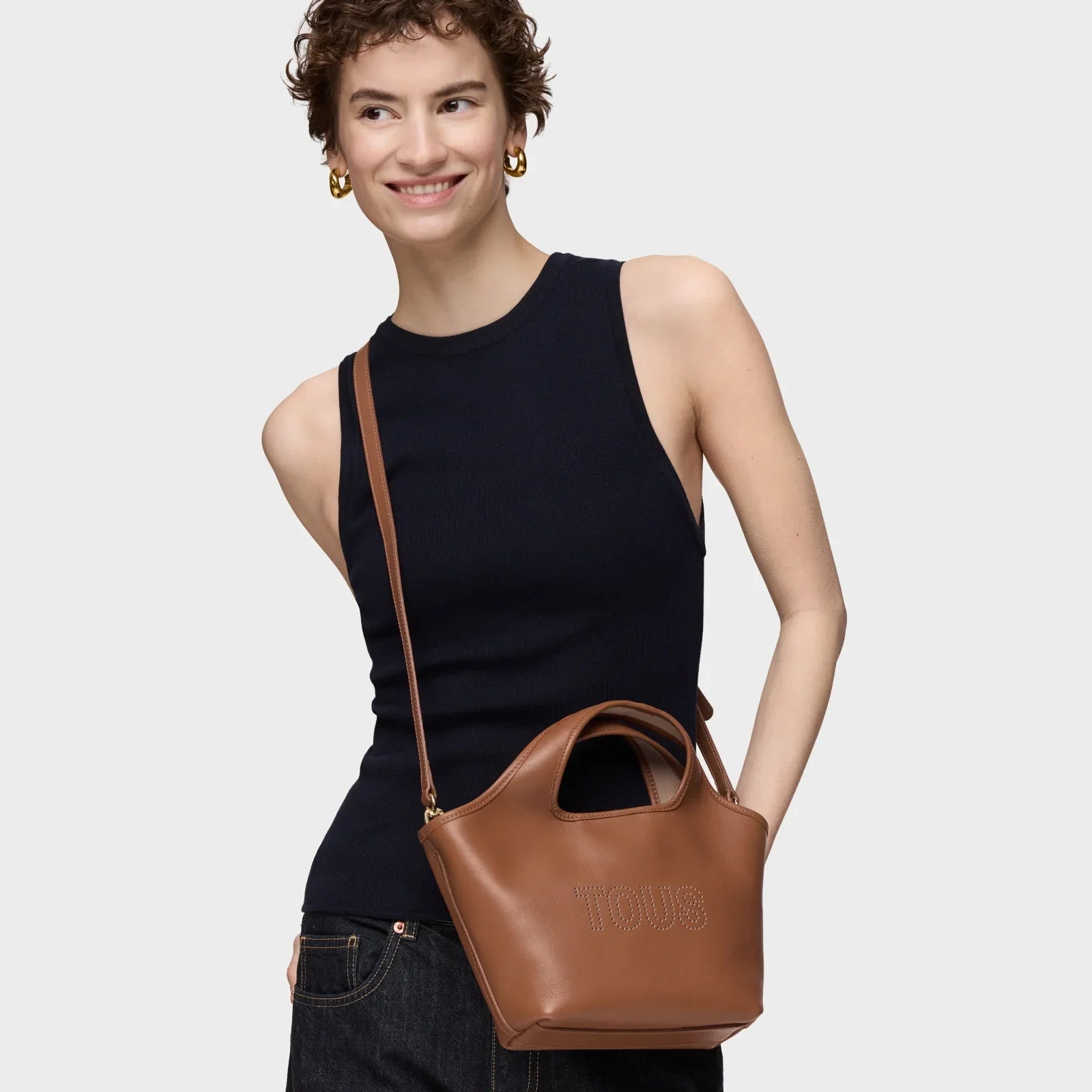 אישה עם תיק צד חום TOUS, אופנה אלגנטית, מותגים מובילים CHOZEN