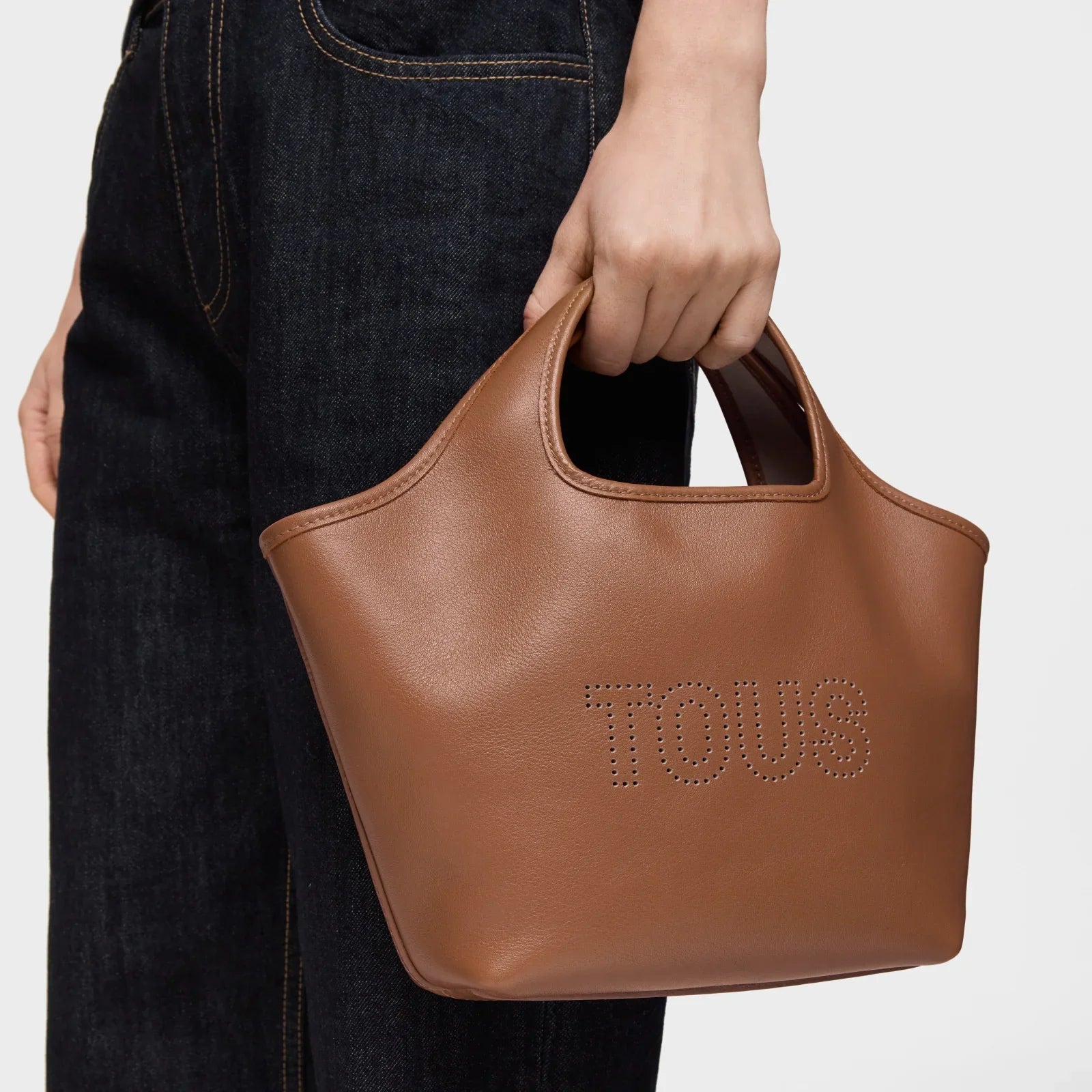 תיק יד חום TOUS עור יוקרתי, אופנה לנשים, קניון CHOZEN, מותגי יוקרה בינלאומיים