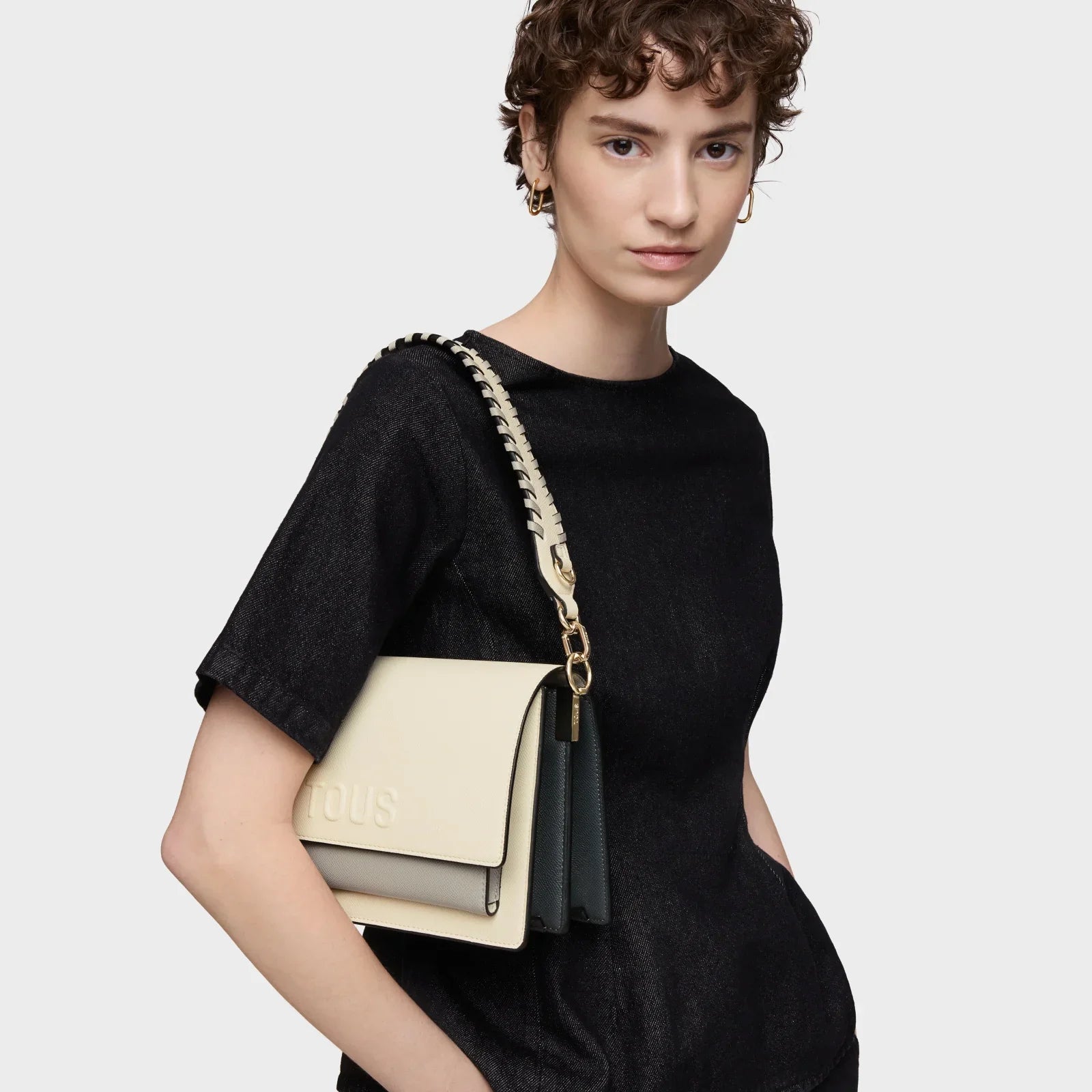 אישה צעירה עם תיק כתף אופנתי בצבע קרם, אופנה CHOZEN, רקע בהיר, מותגים מובילים