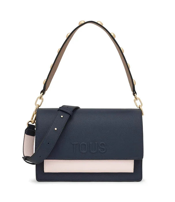 תיק יד מעור שחור עם רצועה בצבעים שחור ולבן, לוגו TOUS, בחנות מותגים CHOZEN