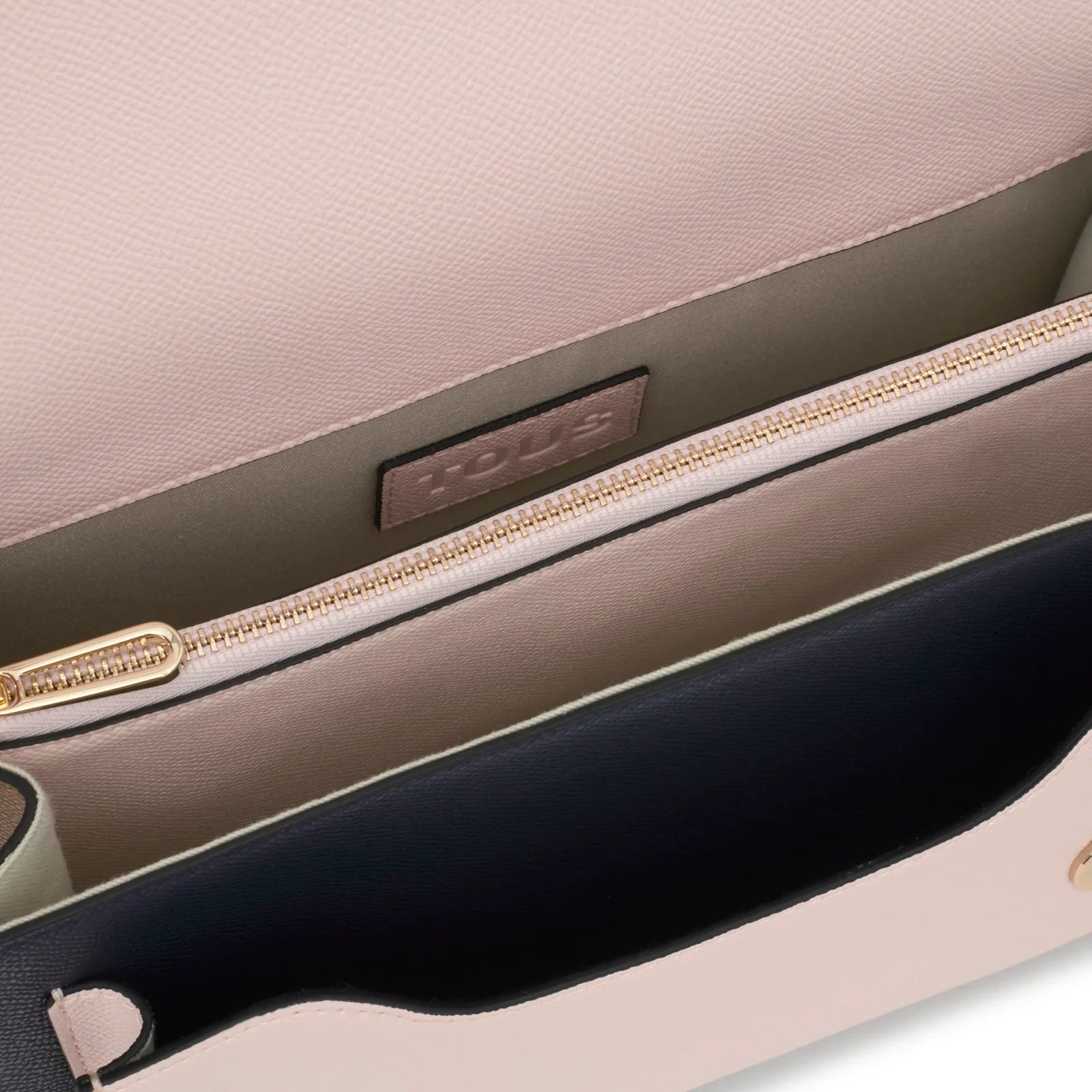 פנים תיק יוקרתי ורוד עם סגירת רוכסן TOUS, בחנות המותגים CHOZEN