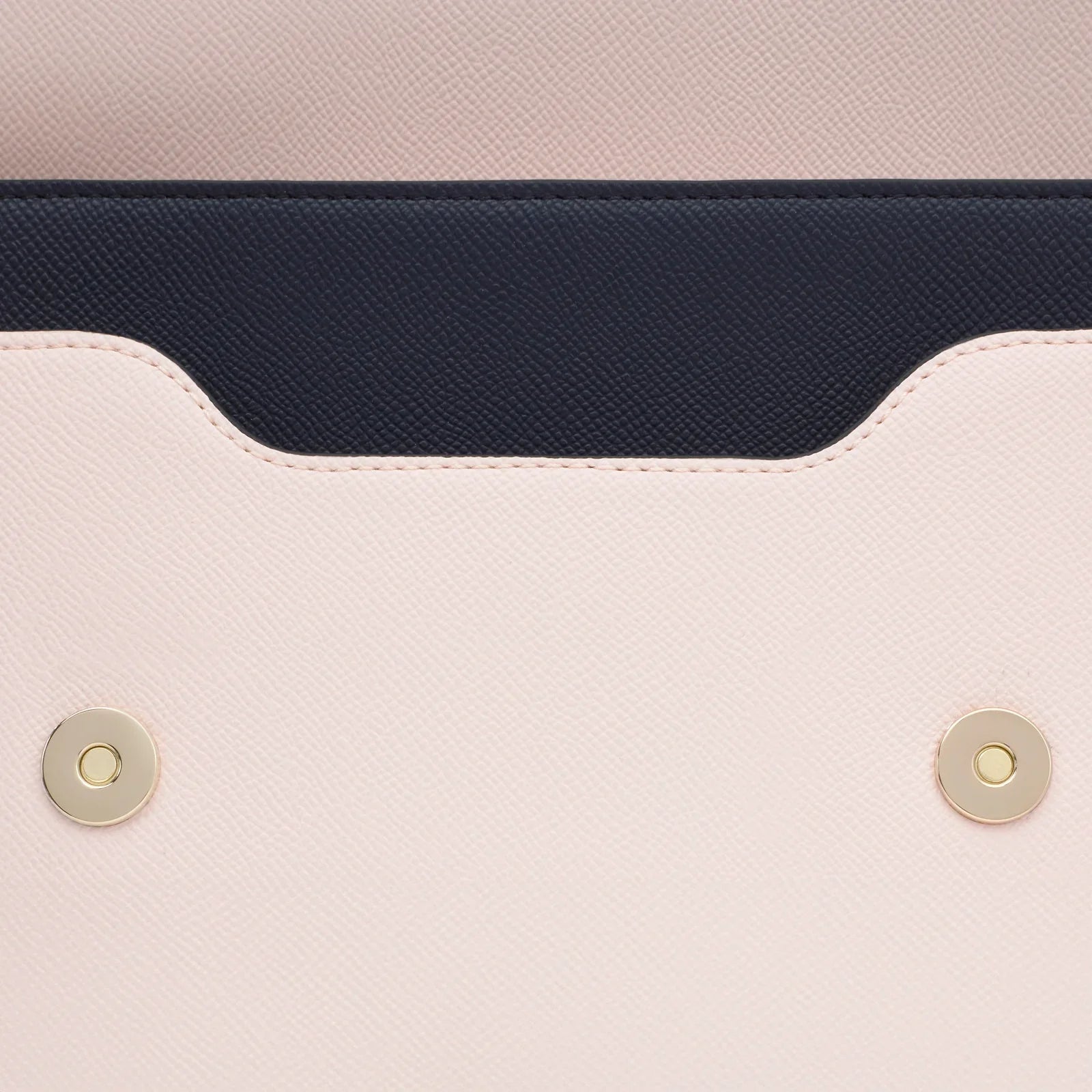 מבט מקרוב על תיק עור בצבעים ורוד ושחור עם סוגרי מגנט, מותגים נבחרים ב-CHOZEN