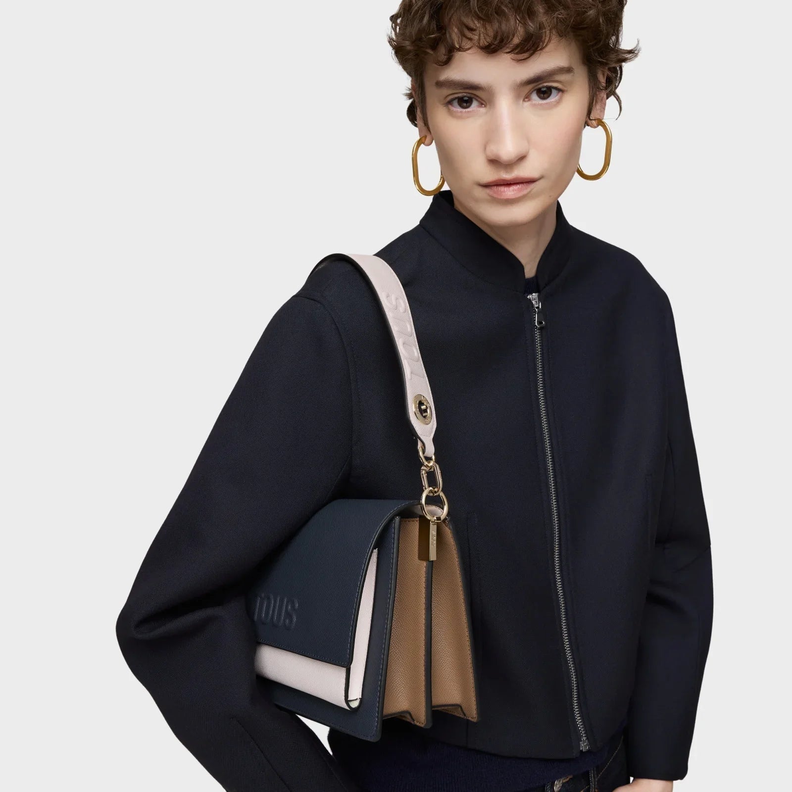 אישה אופנתית עם תיק יוקרתי על הכתף, אופנה מודרנית, מותגים מובילים CHOZEN