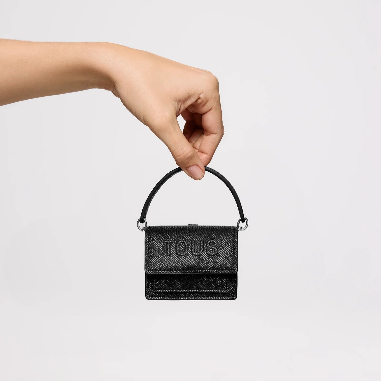 ארנק יד קטן שחור TOUS מעור ממותג, מוחזק ביד, צילום מוצר CHOZEN