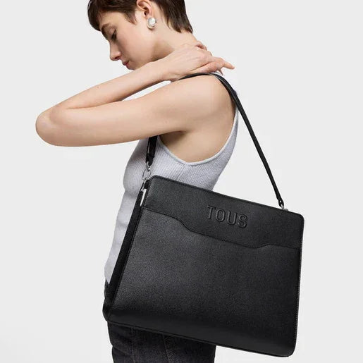 דוגמנית עם תיק צד שחור TOUS, אופנה יוקרתית CHOZEN, מבית קבוצת אלפא