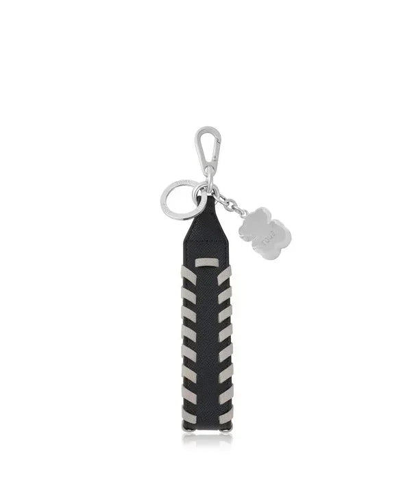 מחזיק מפתחות יוקרתי מעור שחור עם תפס מתכתי ותליון כסף, בלעדי ב-CHOZEN