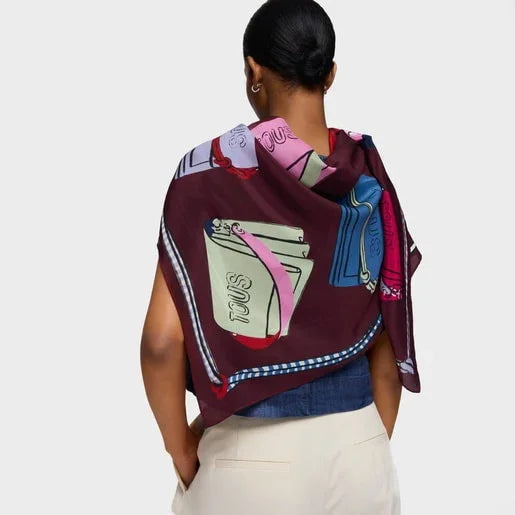 אישה עם צעיף משי צבעוני של מותג יוקרתי על רקע אחיד, CHOZEN אלפא אופנה