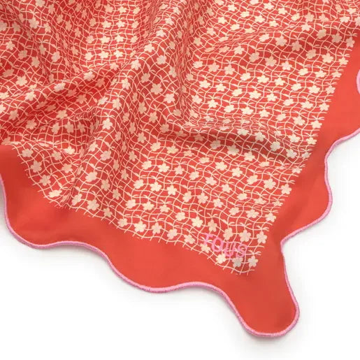 צעיף משבצות דמוי פרחים בגוונים אדום ולבן, קצה גלי, עיצוב ייחודי CHOZEN