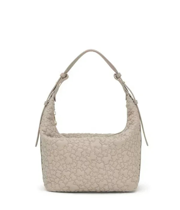 תיק יד אופנתי בצבע בז׳ עם טקסטורת עננים, מבית מותגים מובילים ב-CHOZEN