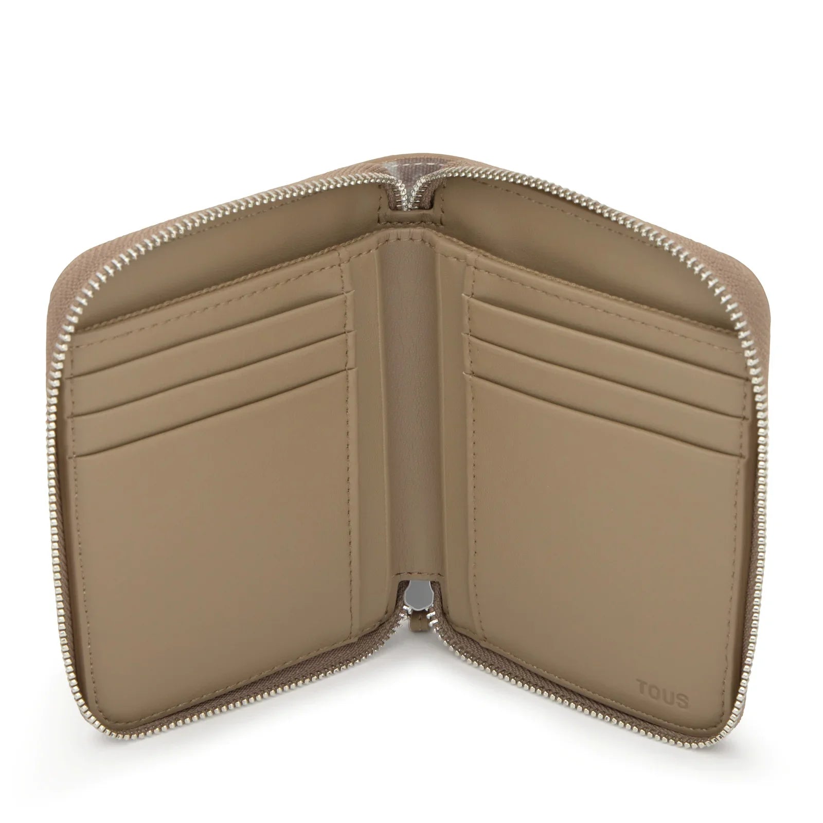 ארנק עור בז' פתוח עם רוכסן וכיסי כרטיסים, מותג TOUS, מבית CHOZEN
