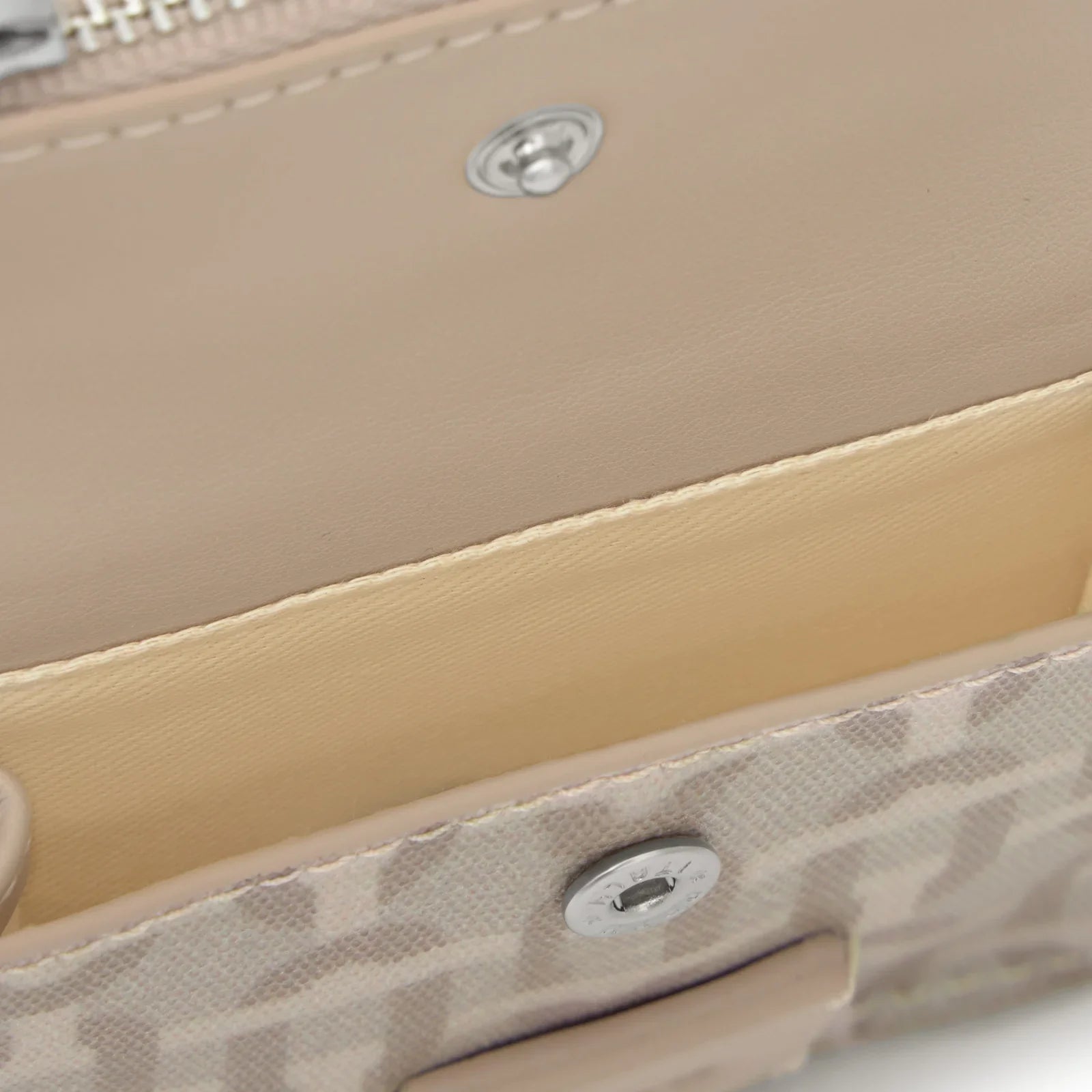 תקריב של תיק עור בצבע בז' עם דוגמה גיאומטרית, CHOZEN מותגים מובילים