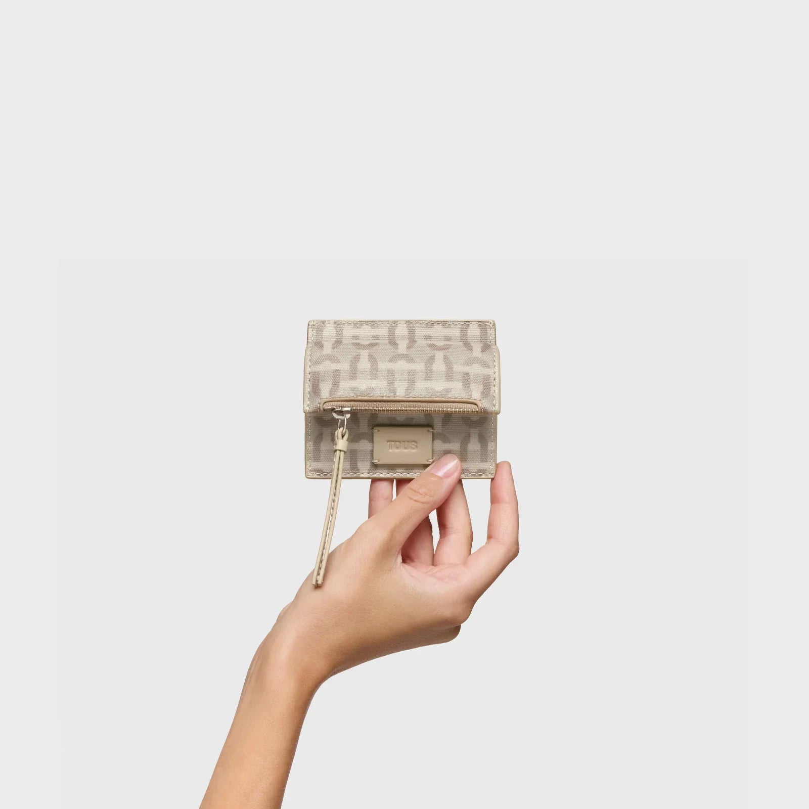 ארנק קטן בצבע בז' עם דוגמה, מוחזק ביד, מבית CHOZEN מותגים מובילים