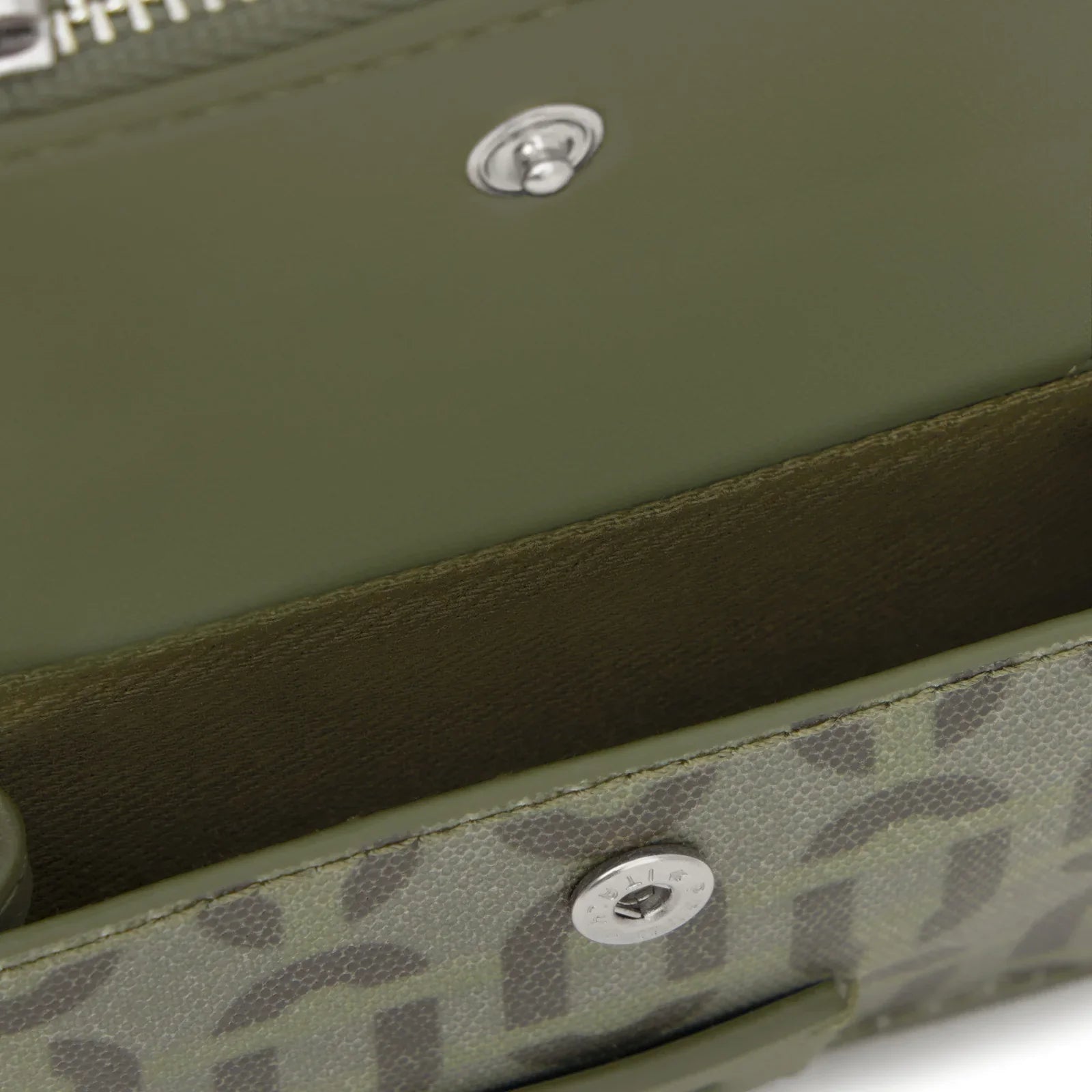 תקריב קלוז-אפ של ארנק נשים מעוצב בירוק עם הדפס גאומטרי, CHOZEN מותגים מובילים