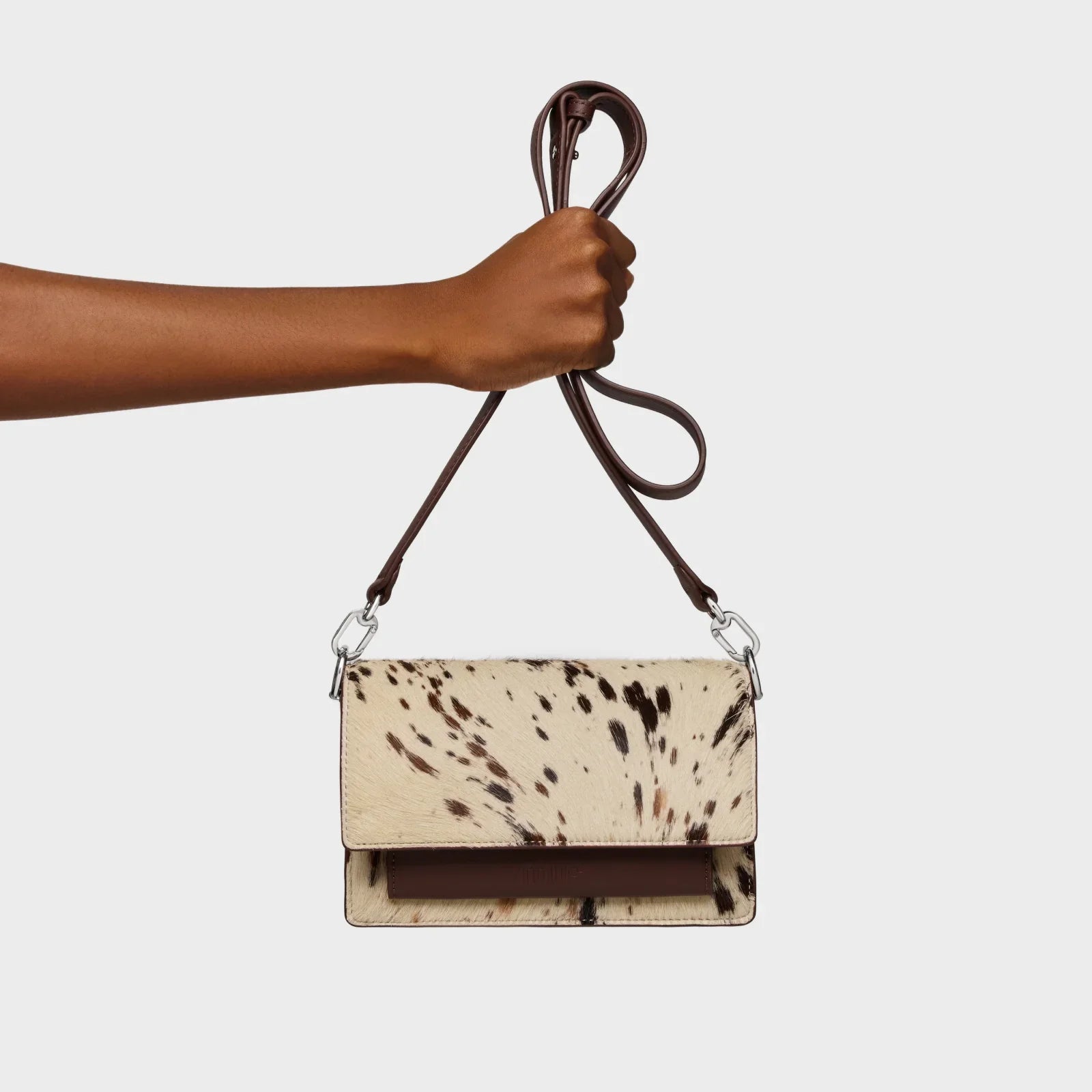 תיק כתף חום בעיצוב ייחודי עם דוגמת פרווה מנומרת, מוצג על רקע לבן, מבית CHOZEN