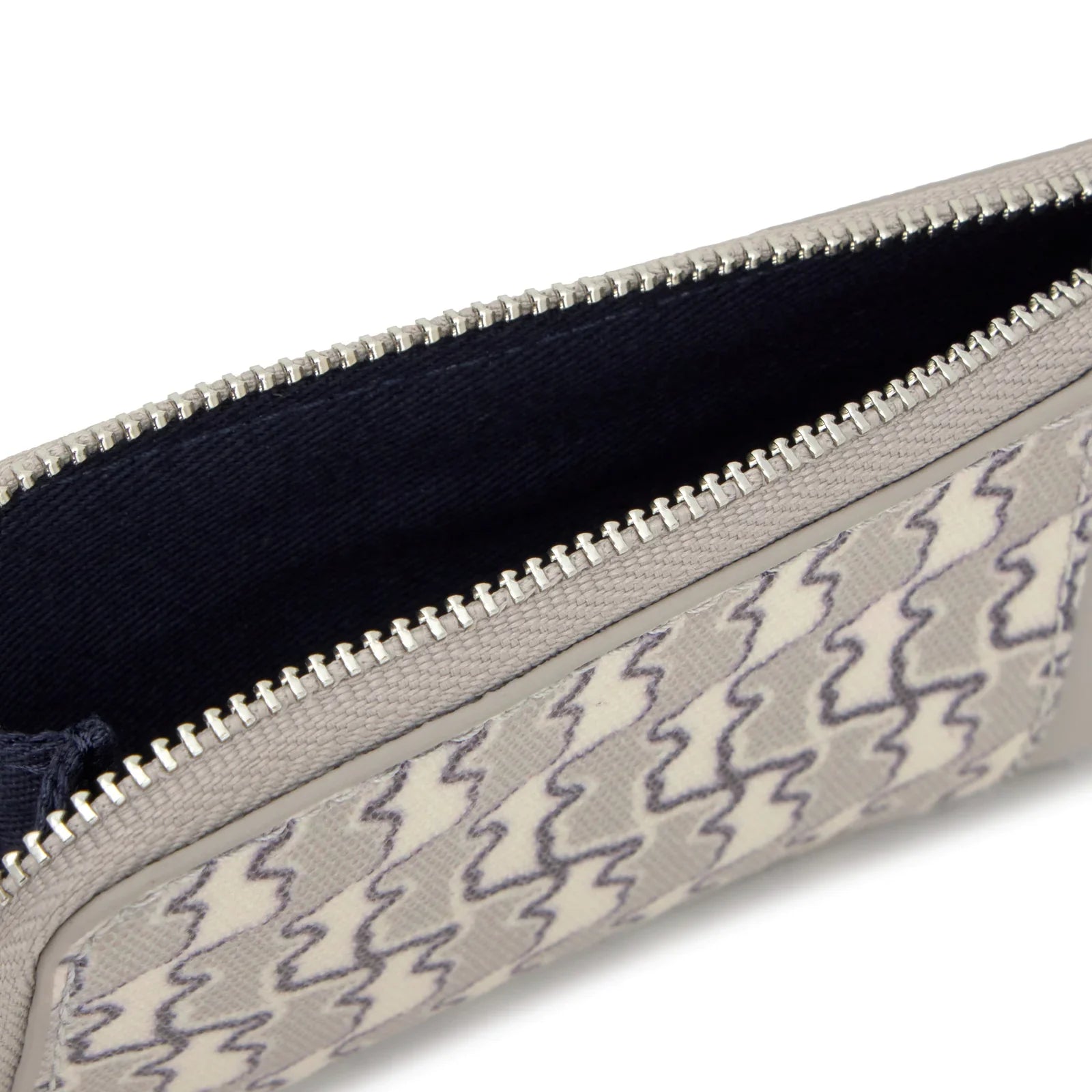 קלוז אפ של ארנק בדוגמת זיגזג אפור-לבן, רוכסן פתוח, CHOZEN מותגים מובילים