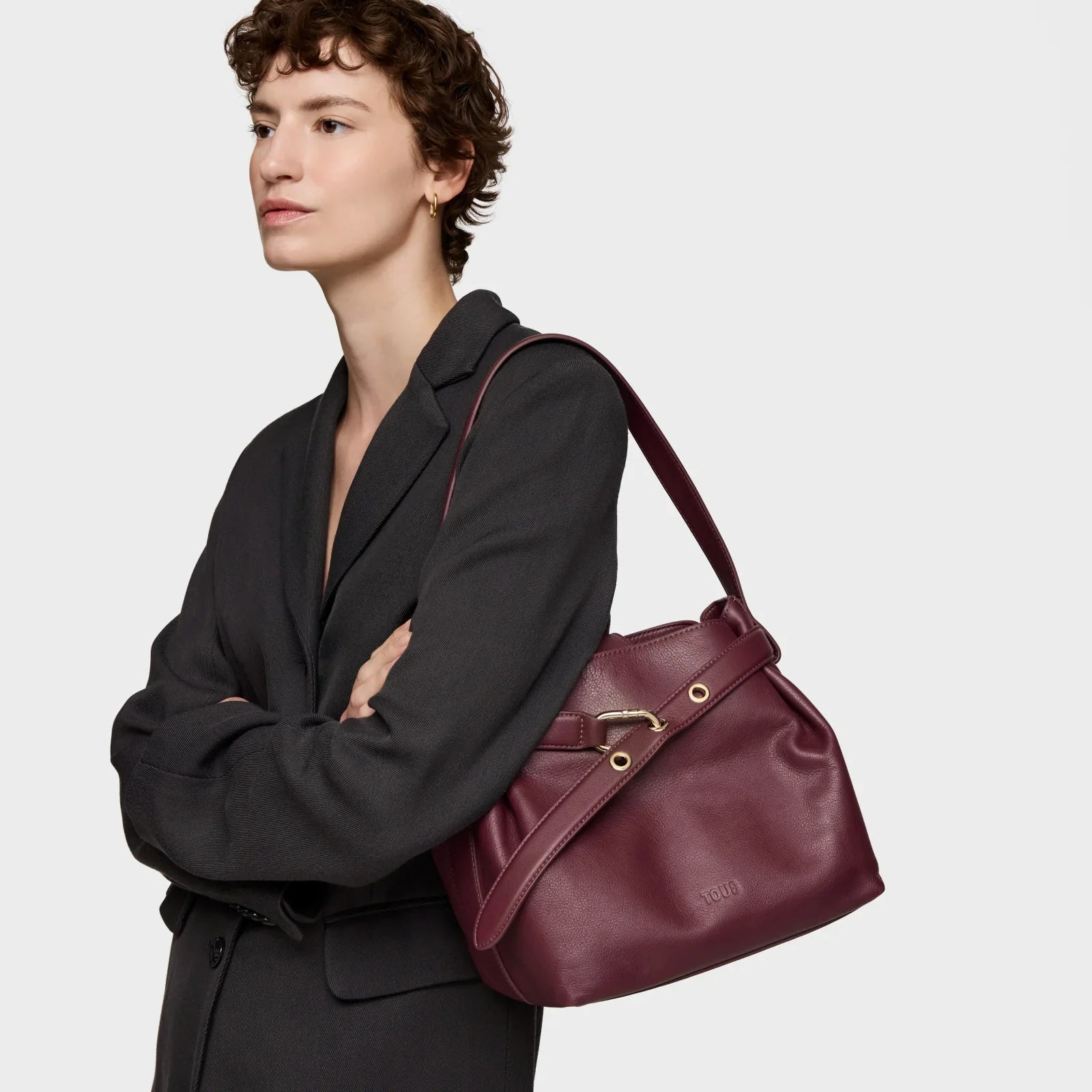 אישה עם תיק כתף עור בורדו אופנתי של TOUS, אופנה יוקרתית באתר CHOZEN