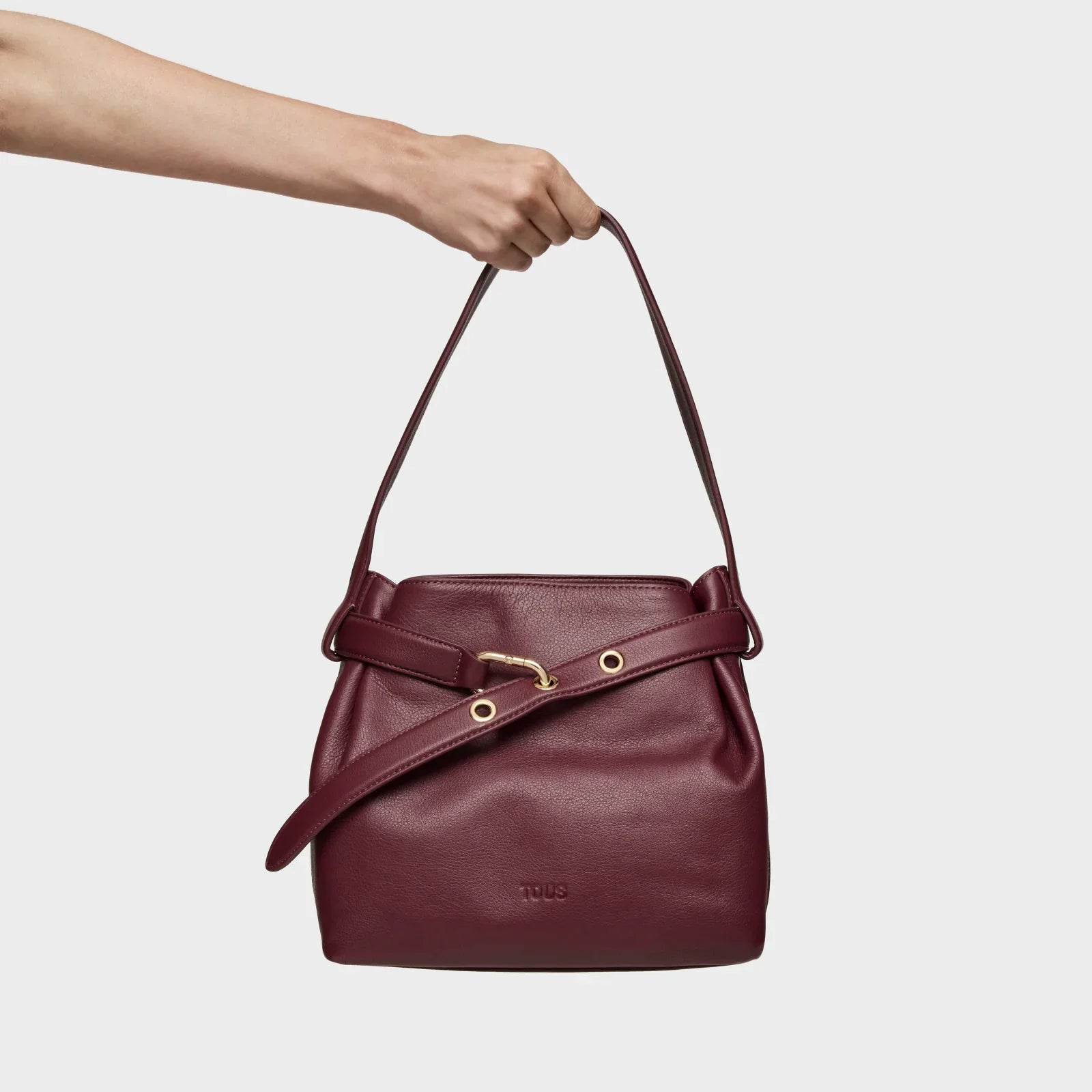 תיק עור אופנתי בצבע בורדו עם רצועה זהובה, מותג CHOZEN, מוצג על רקע לבן