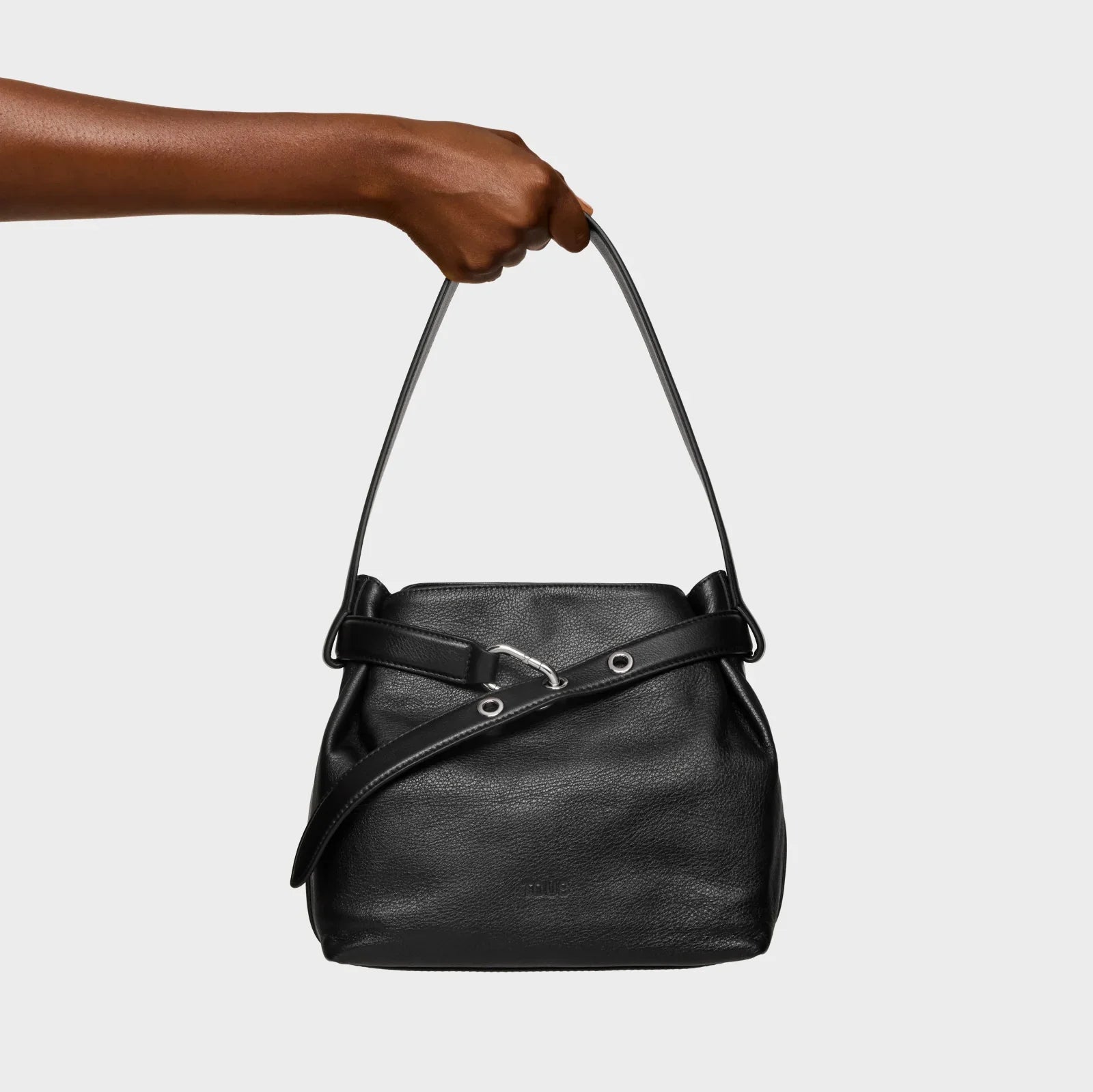 תיק עור שחור לנשים ביד, עיצוב יוקרתי מבית CHOZEN, קולקציית מותגים מובילים