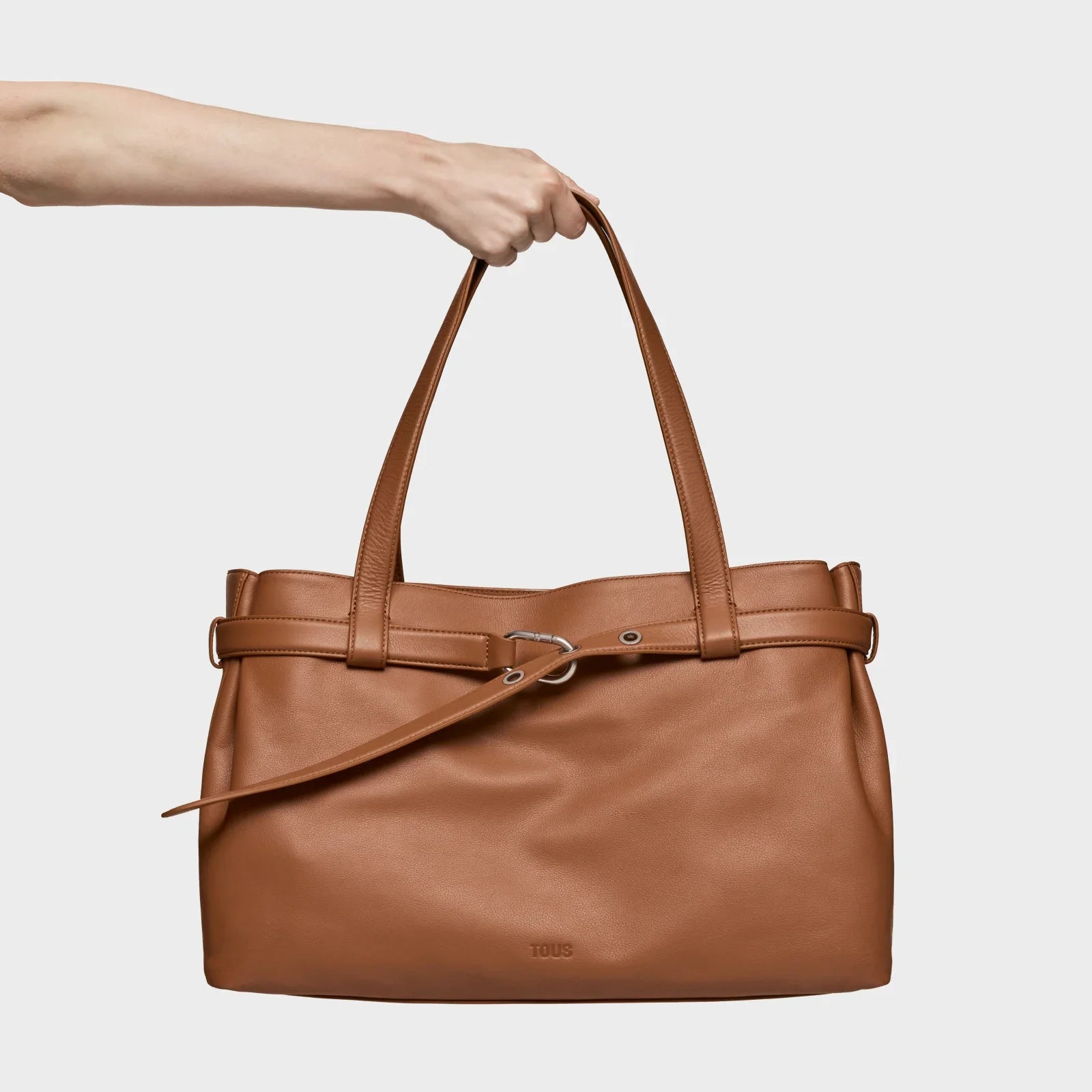 תיק יד יוקרתי מעור חום של TOUS, עיצוב מודרני, נחשב מבין המותגים המובילים ב-CHOZEN