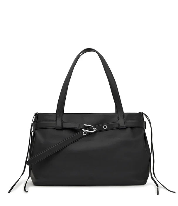 תיק יד שחור לאישה מבית CHOZEN, עיצוב אלגנטי עם רצועות ועיטור מתכתי, קולקציית מותגים מובילים