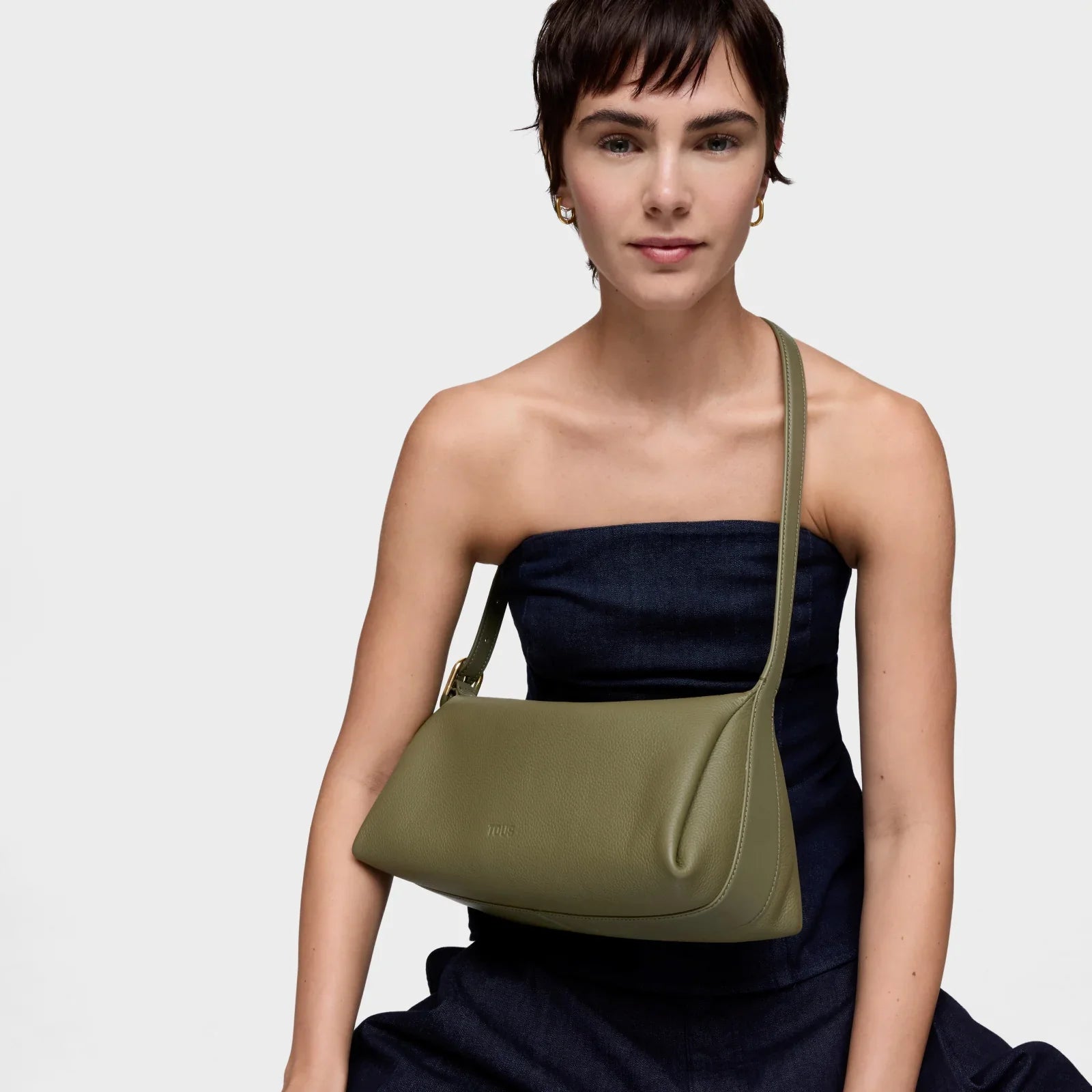 דוגמנית מחזיקה תיק ירוק אופנתי, CHOZEN, מותגים מובילים, צילום על רקע בהיר