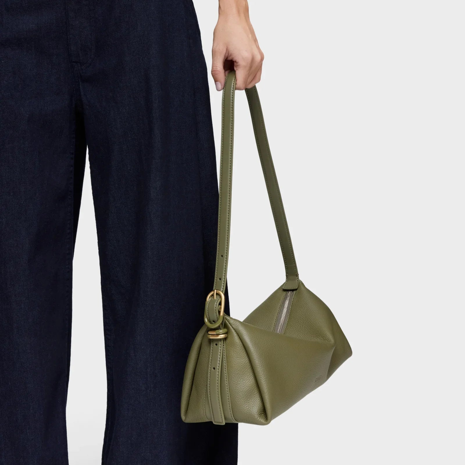 תיק עור ירוק אלגנטי לנשים מבית CHOZEN, נישא ביד, רקע לבן