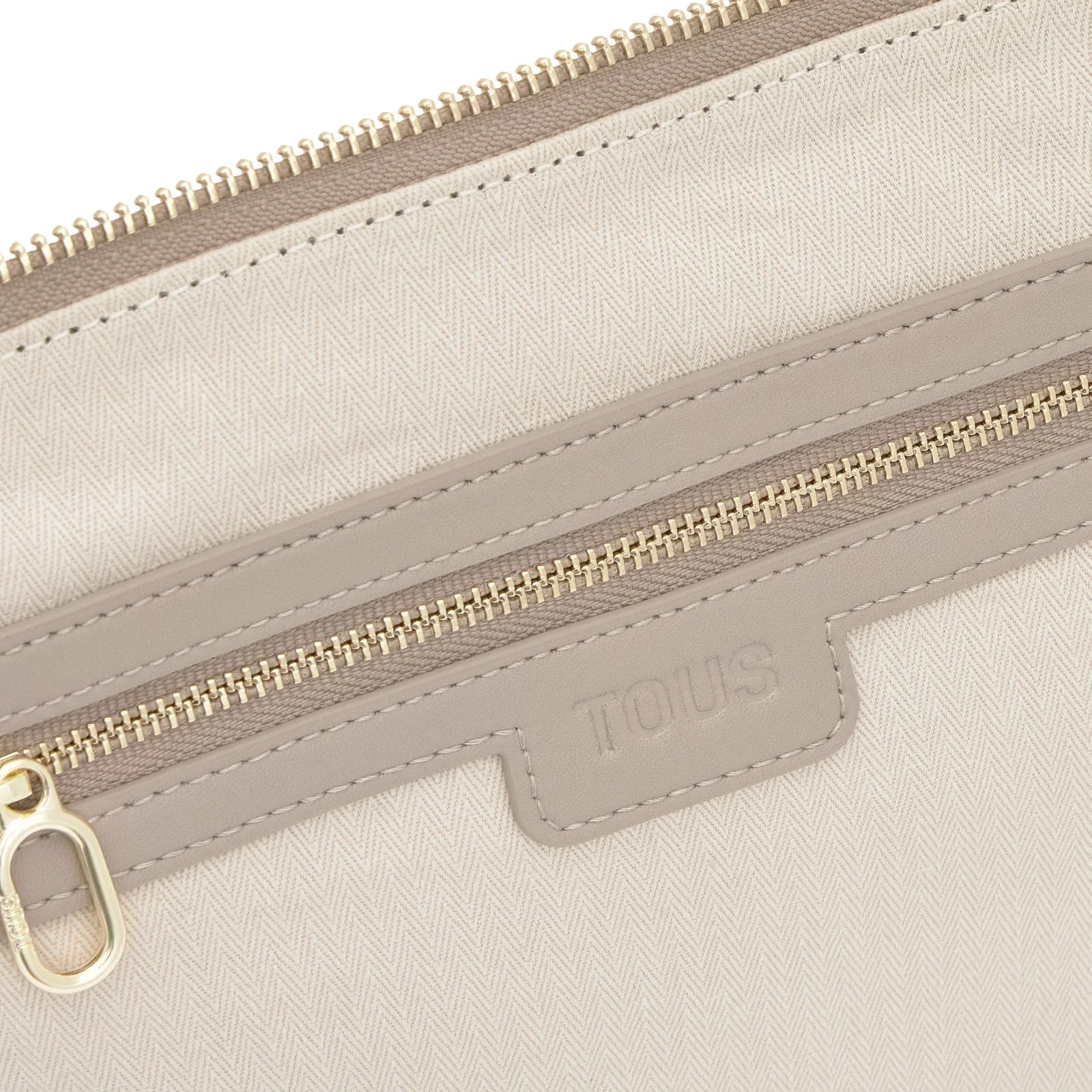 תקריב של תיק טואוס בז', רוכסן זהב, עיצוב יוקרתי, מותג בינלאומי CHOZEN