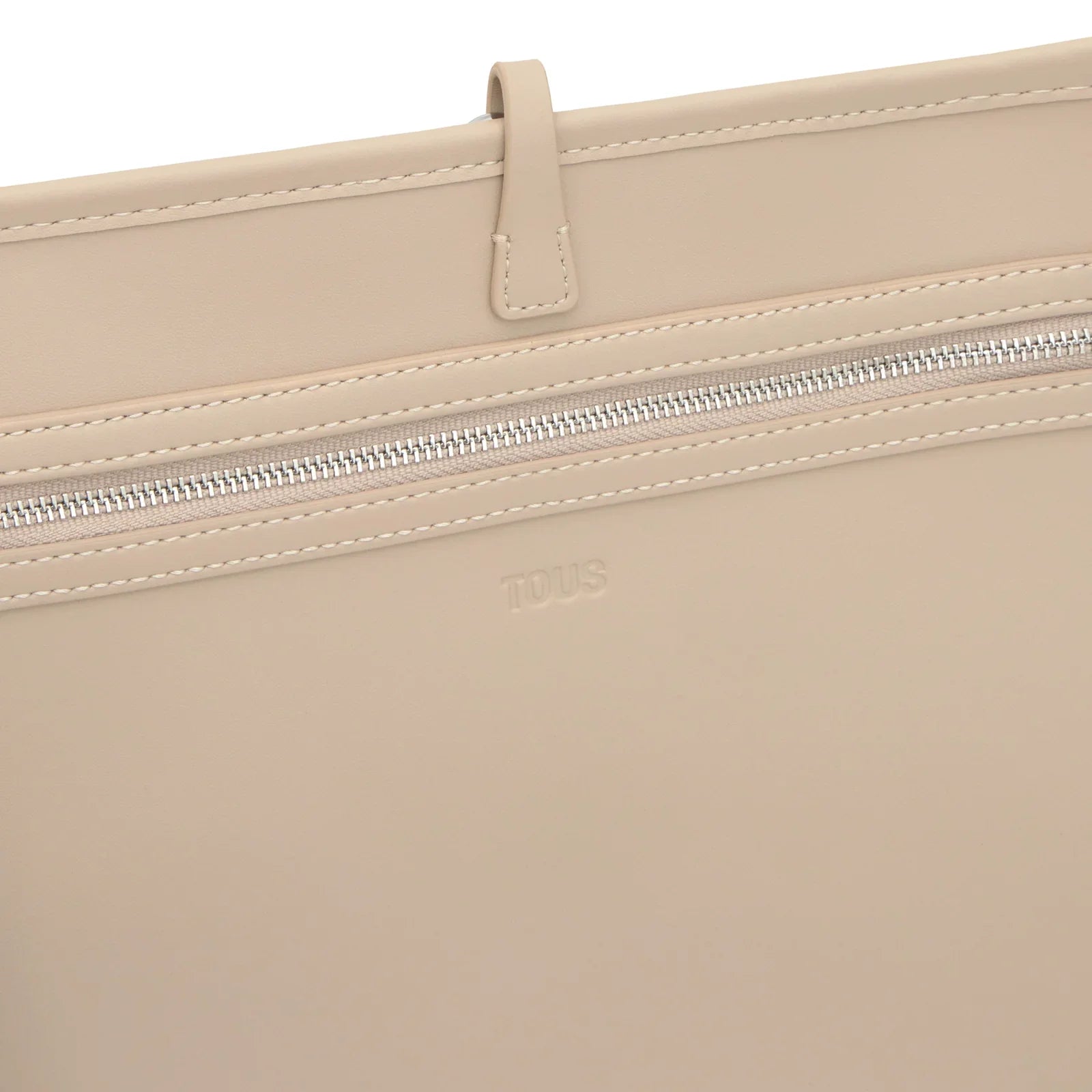 תיק עור בז' עם רוכסן של TOUS, עיצוב יוקרתי מבית מותגים מובילים CHOZEN
