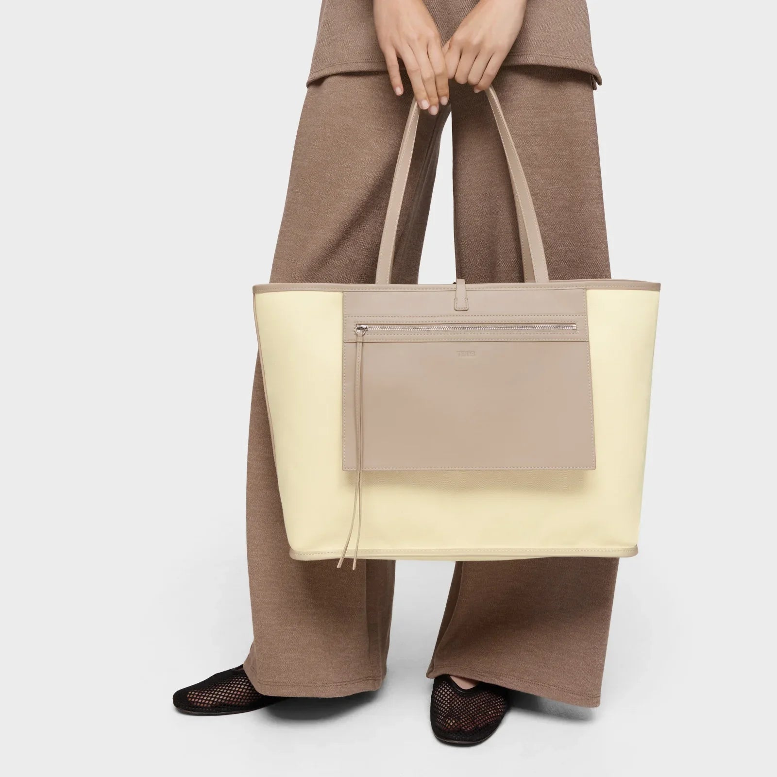 תיק טוט גדול בגוון בז' ושמנת לנשים, אופנתי מבית CHOZEN, צילום על רקע נייטרלי