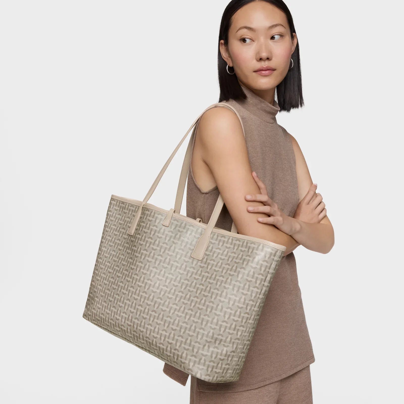 דוגמנית עם תיק יד אופנתי בהדפס גיאומטרי, אופנה יוקרתית CHOZEN קיץ 2024