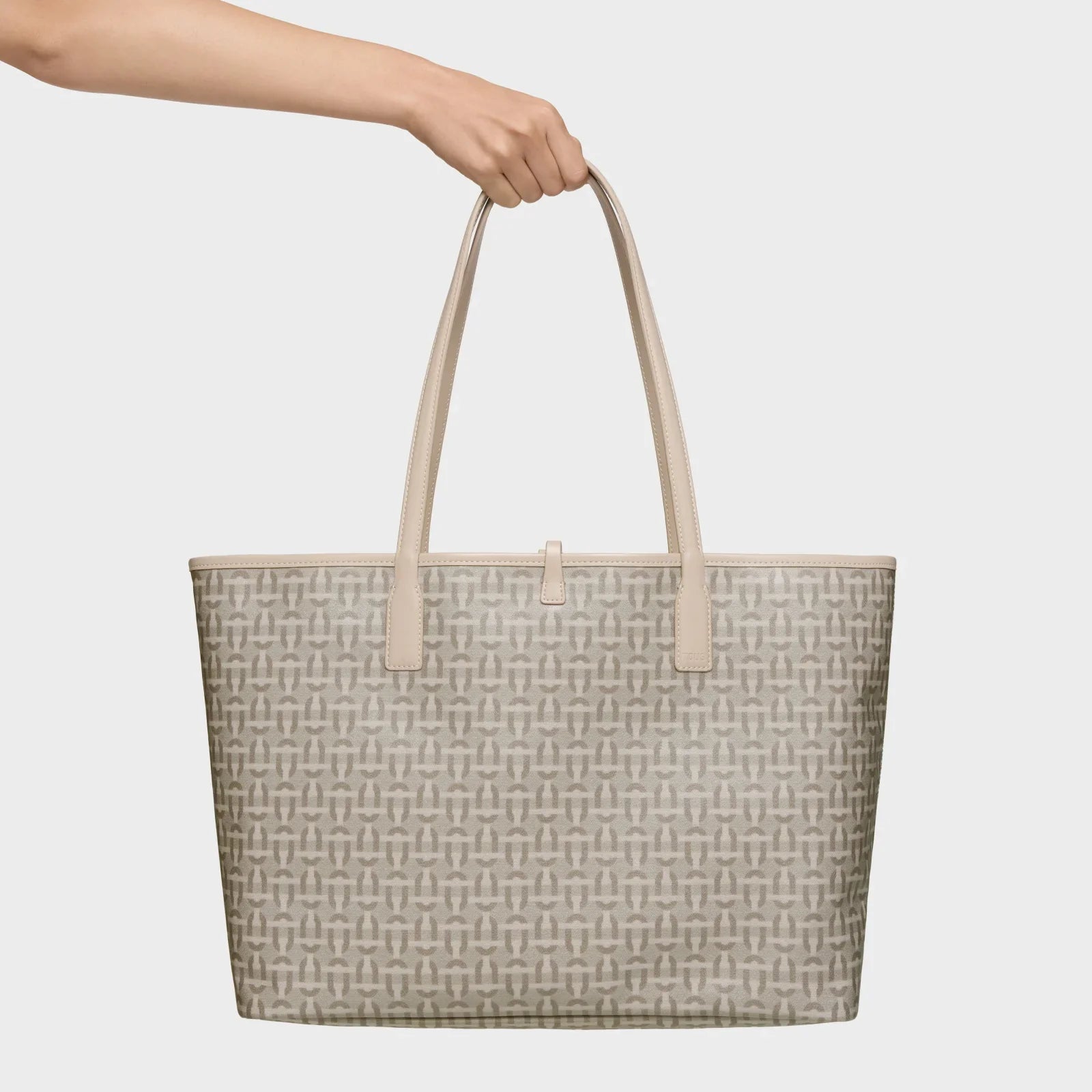 תיק יד מעוצב לנשים, דגם יוקרתי מבית CHOZEN, בדוגמת מונוגרמה אפורה עם רצועות בהירות