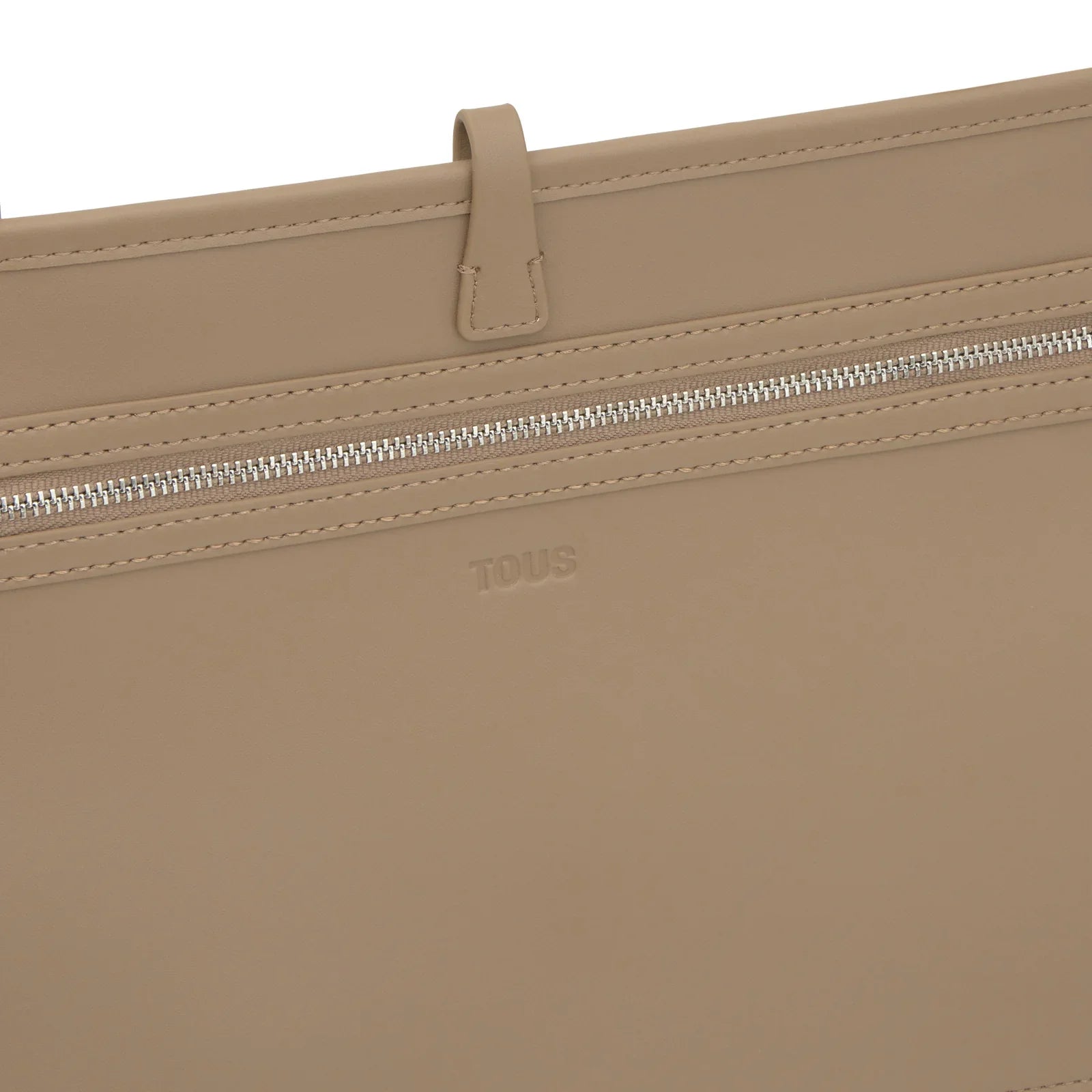 תקריב על תיק עור בז׳ עם רוכסן ולוגו TOUS, קולקציית מותגים בינלאומיים ב-CHOZEN