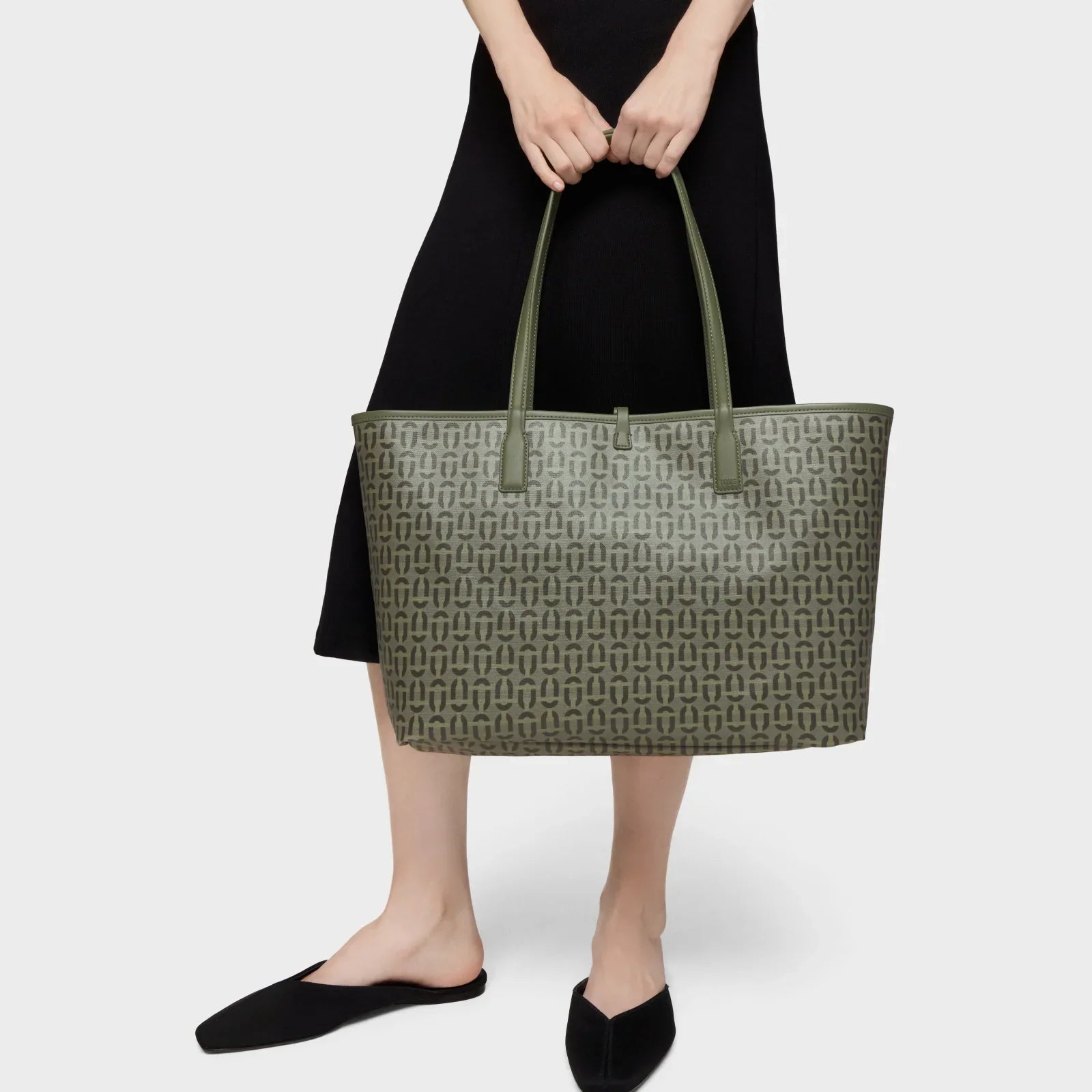 תיק יד ירוק אלגנטי מבית CHOZEN בעיצוב מודרני, מוצג על דוגמנית עם שמלה שחורה