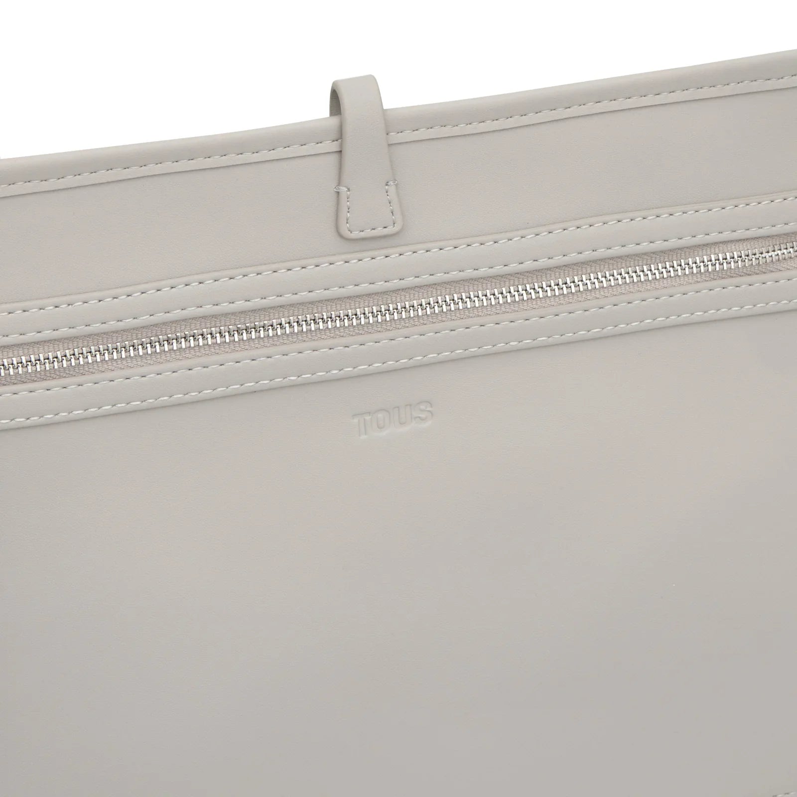תקריב תיק עור אפור של TOUS עם רוכסן, מותגים בינלאומיים ב-CHOZEN