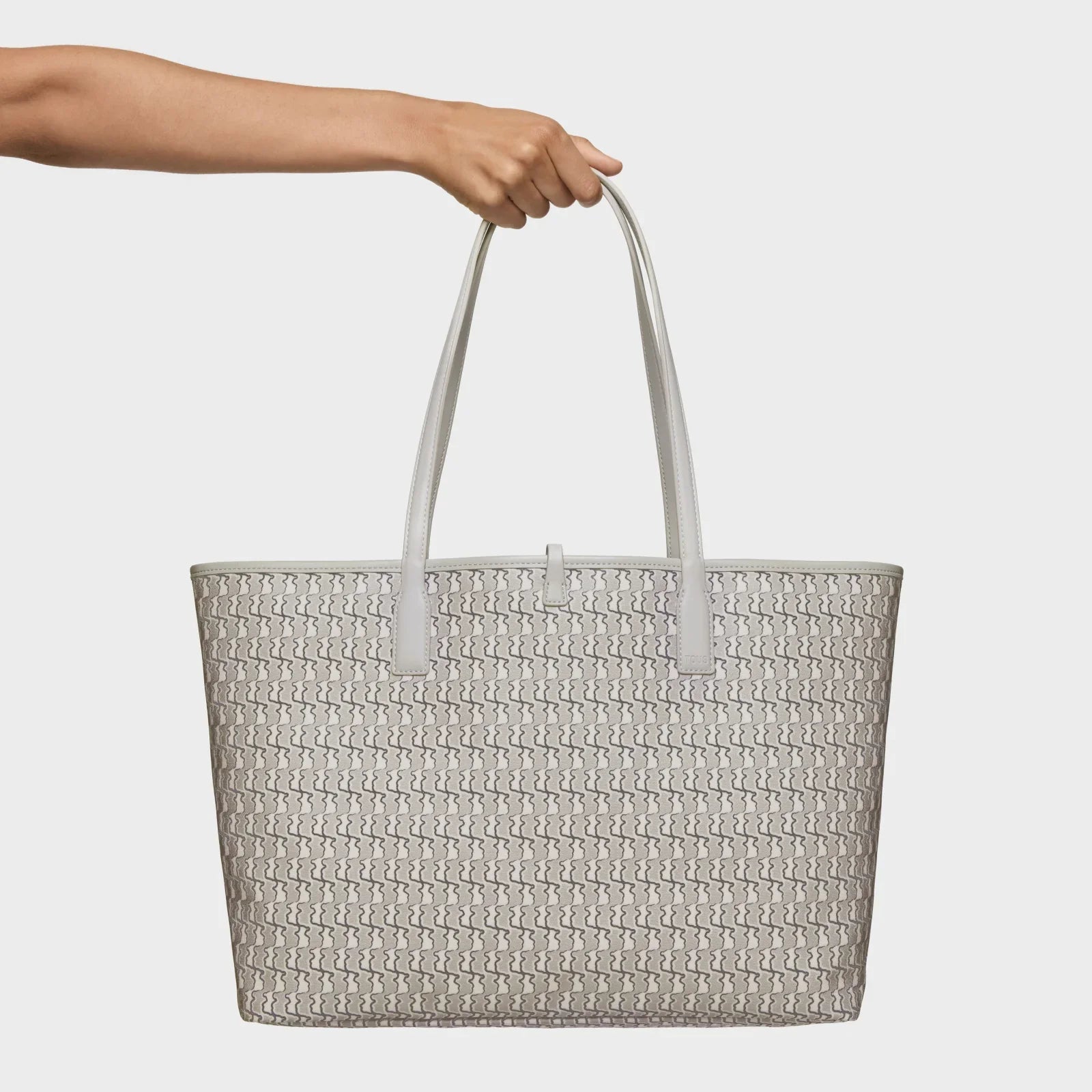 תיק יד נשים CHOZEN בעיצוב מודרני עם רצועות ארוכות, גוון בהיר ודוגמה גאומטרית עדינה