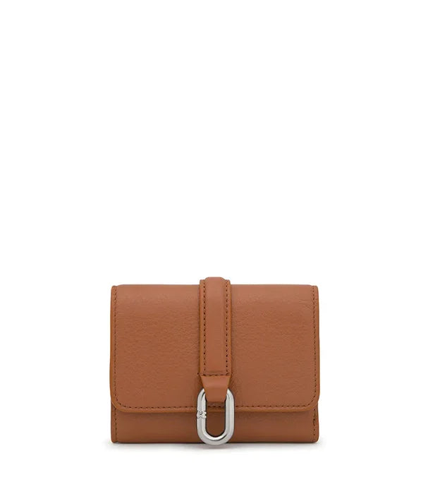 ארנק עור חום קטן עם אבזם מתכתי לאישה, מוצג על רקע לבן, מבית CHOZEN