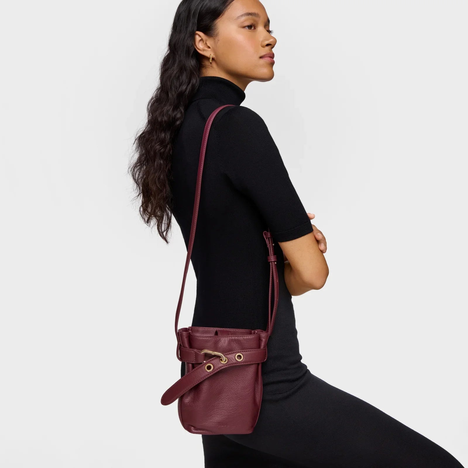 אישה עם תיק צד עור בורדו אופנתי, CHOZEN, אופנה יוקרתית מבית קבוצת אלפא