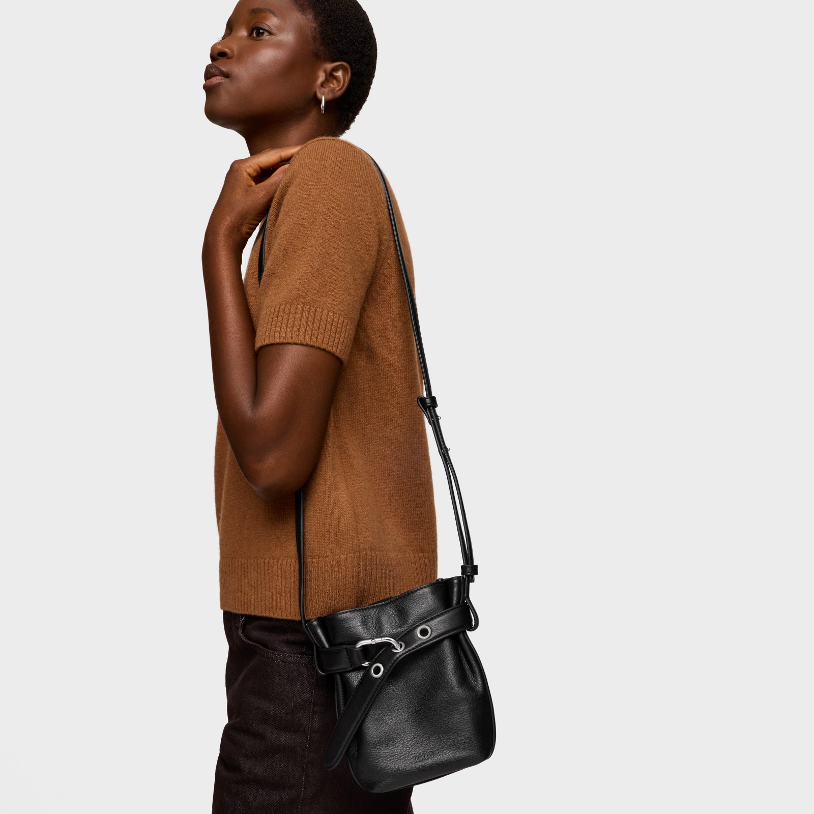 טואוס נרתיק לפלאפון HOLD בצבע שחור