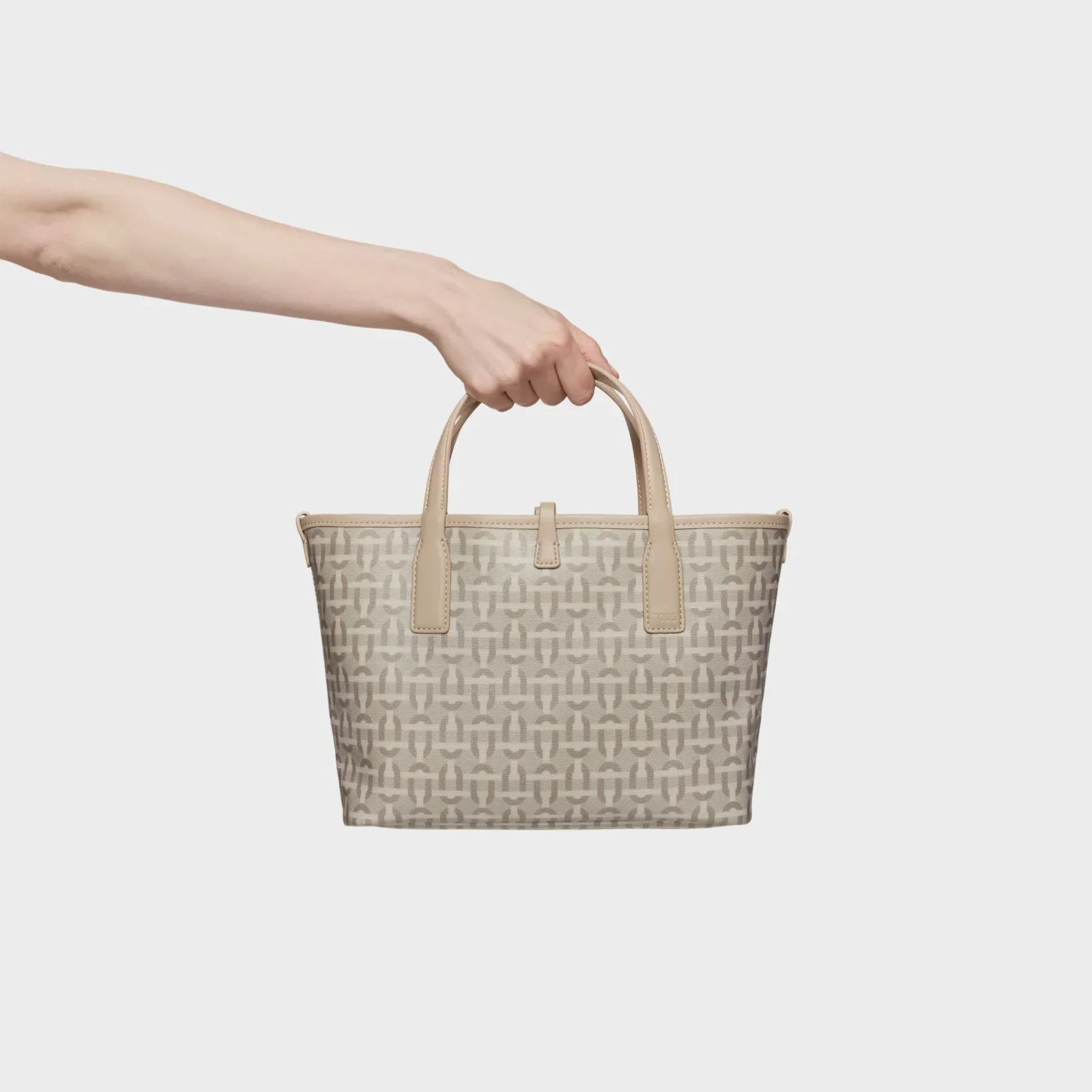 תיק יד אלגנטי בצבע בז' עם ידיות כפולות, מותג CHOZEN, עיצוב יוקרתי