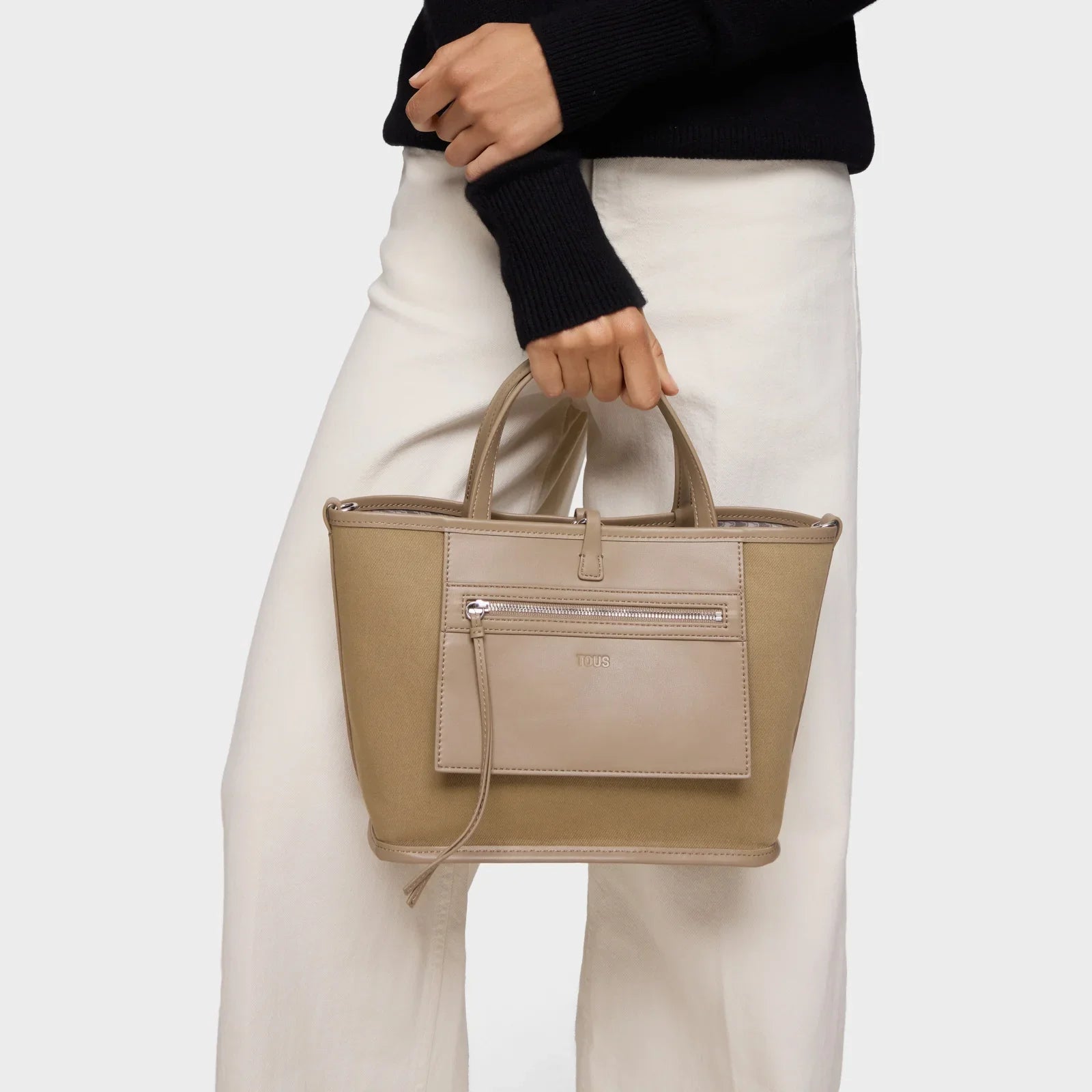 תיק יד אופנתי בצבע בז', מבית המותגים המובילים CHOZEN, נישא ביד על רקע לבן