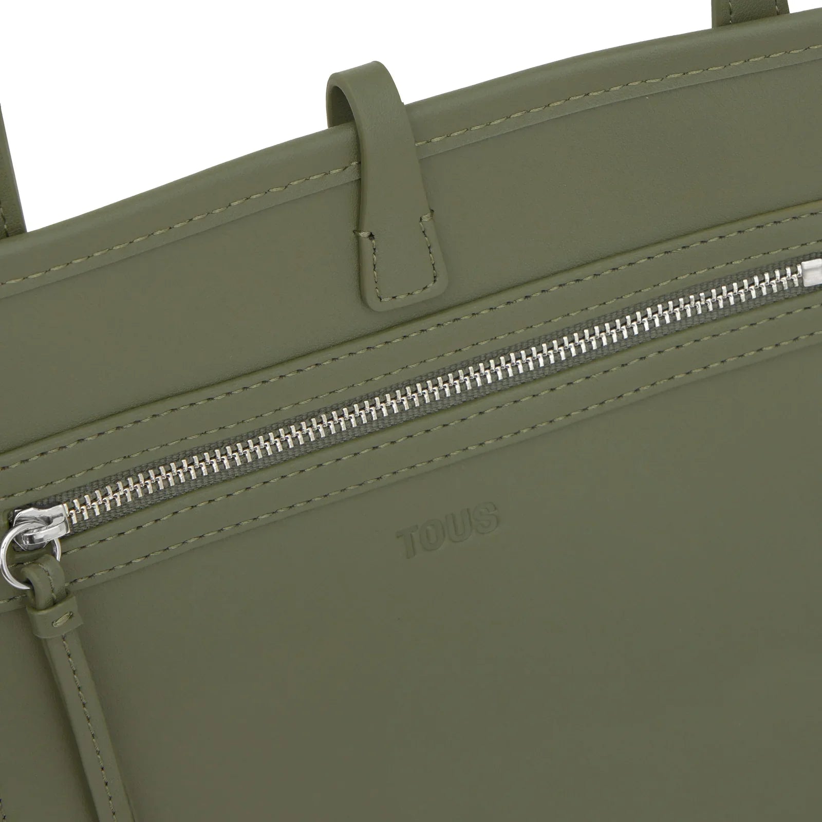 תקריב של תיק מעוצב TOUS בצבע ירוק זית עם רוכסן, מותגים יוקרתיים CHOZEN