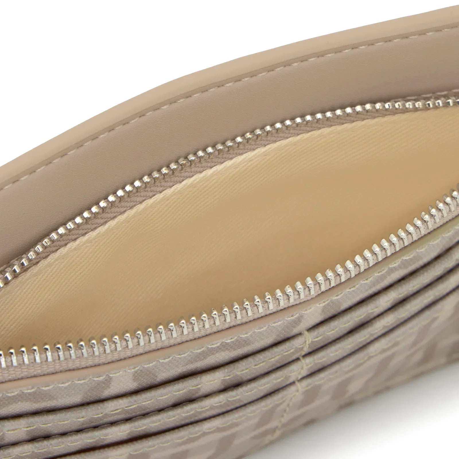 ארנק נשים בז׳ בעיצוב יוקרתי עם רוכסן ותאים לכרטיסים, בחנות CHOZEN