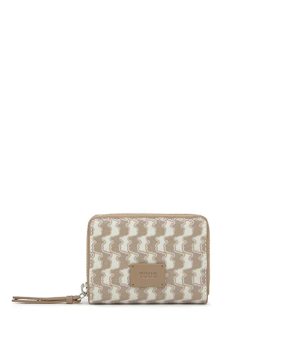 ארנק מעוצב בז׳ עם דוגמה גאומטרית ותווית TOUS, מותג יוקרה באתר CHOZEN