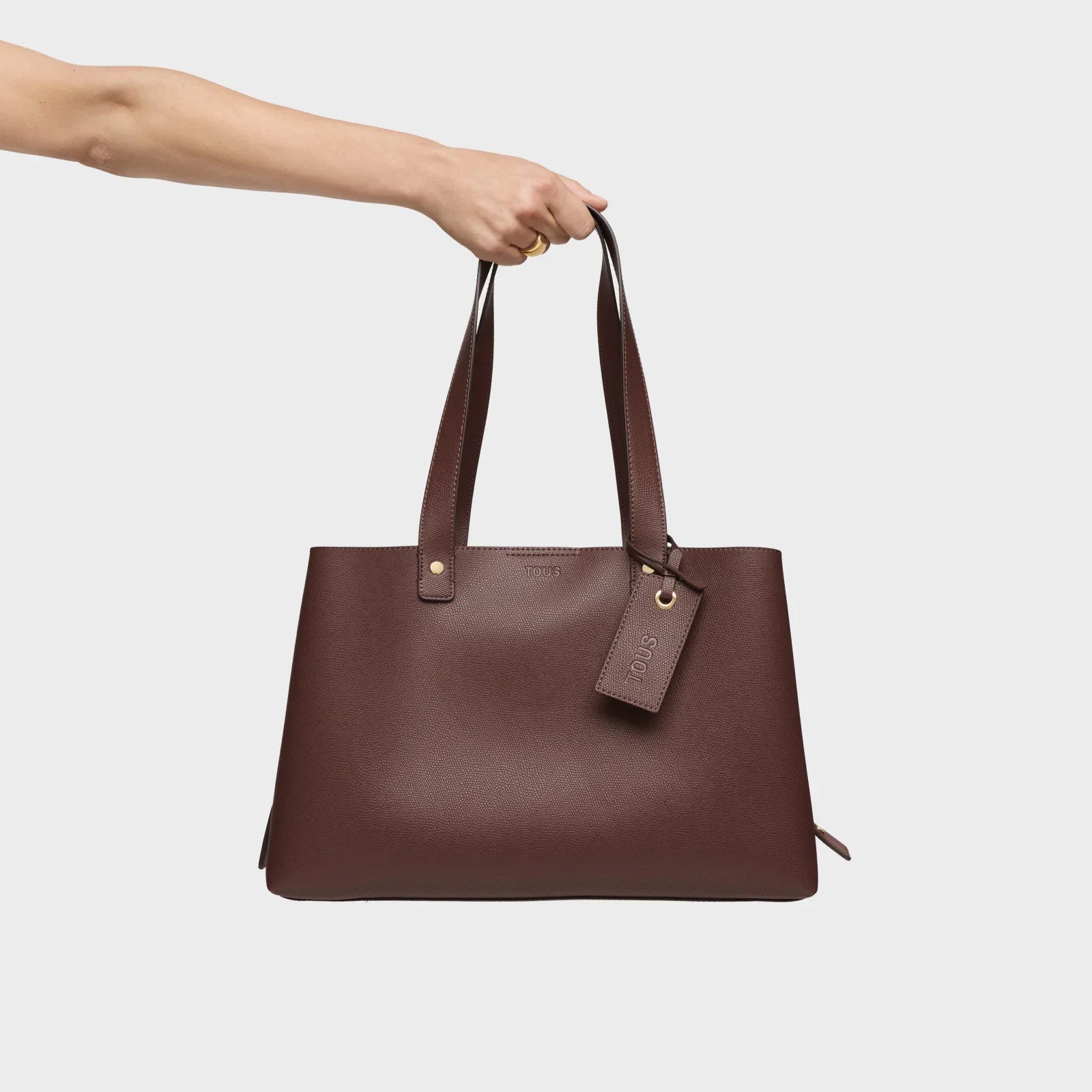 תיק יד חום לנשים של TOUS, עור איכותי, מוצג על רקע לבן מחנות CHOZEN